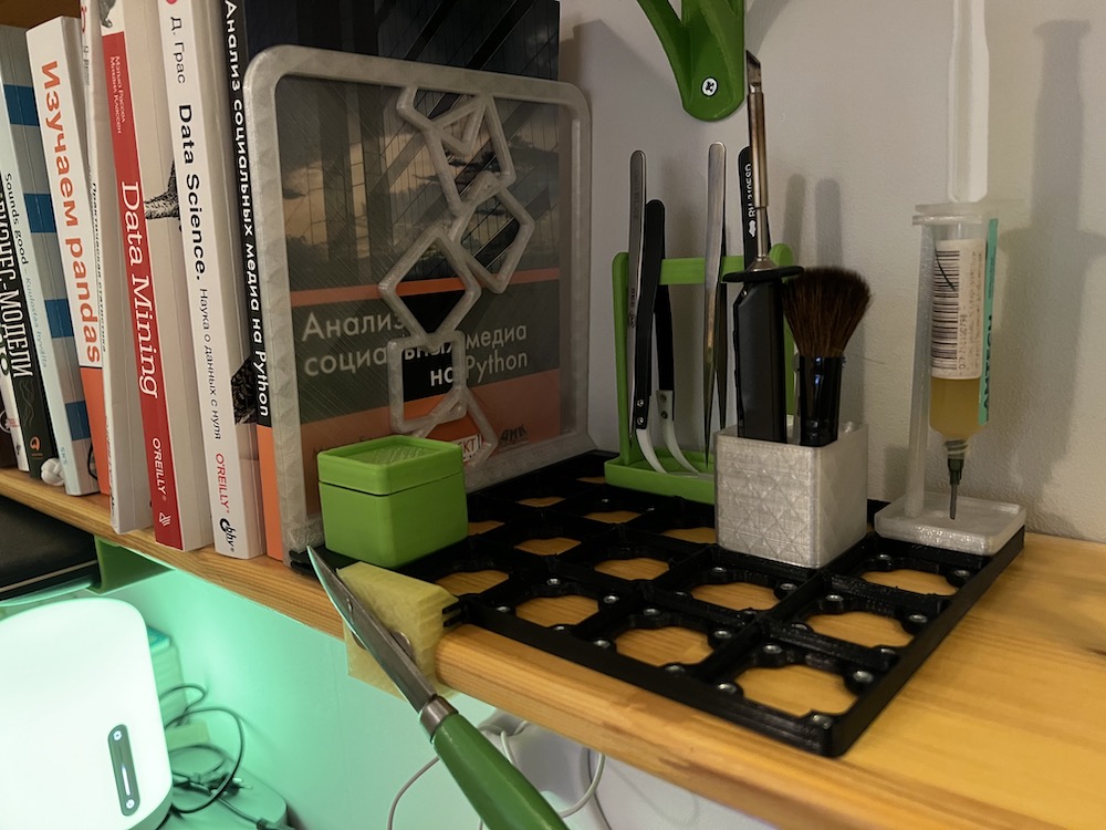 Gridfinity bookend with magnets for knife