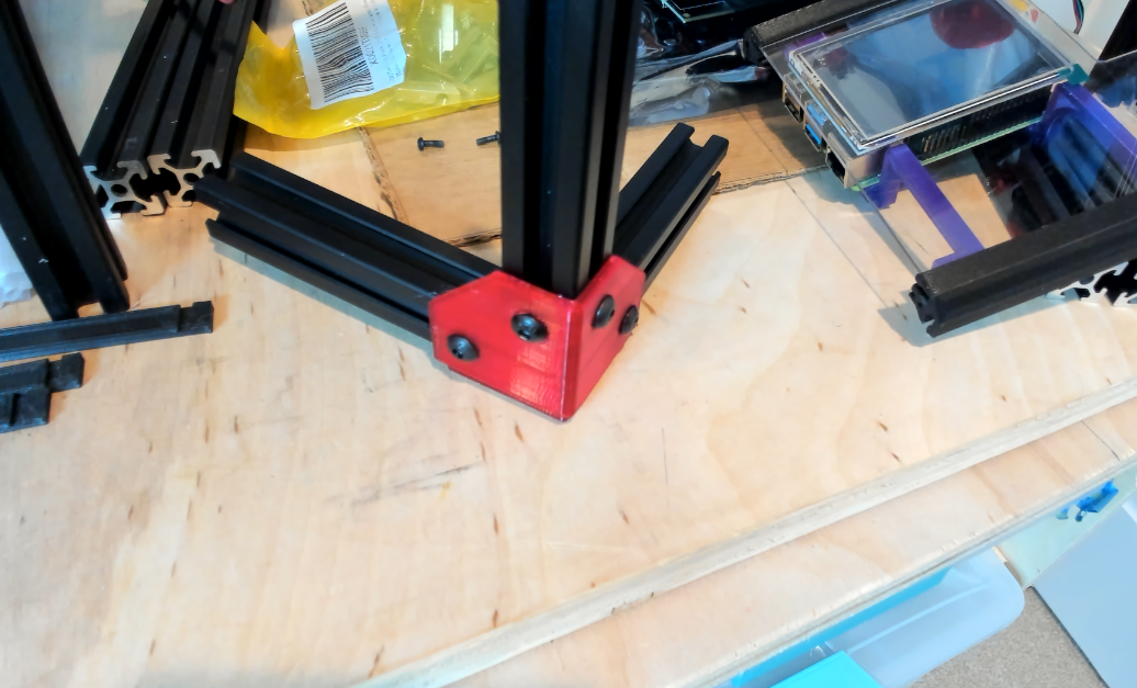 2020 External Corner bracket (connect 3 beams)