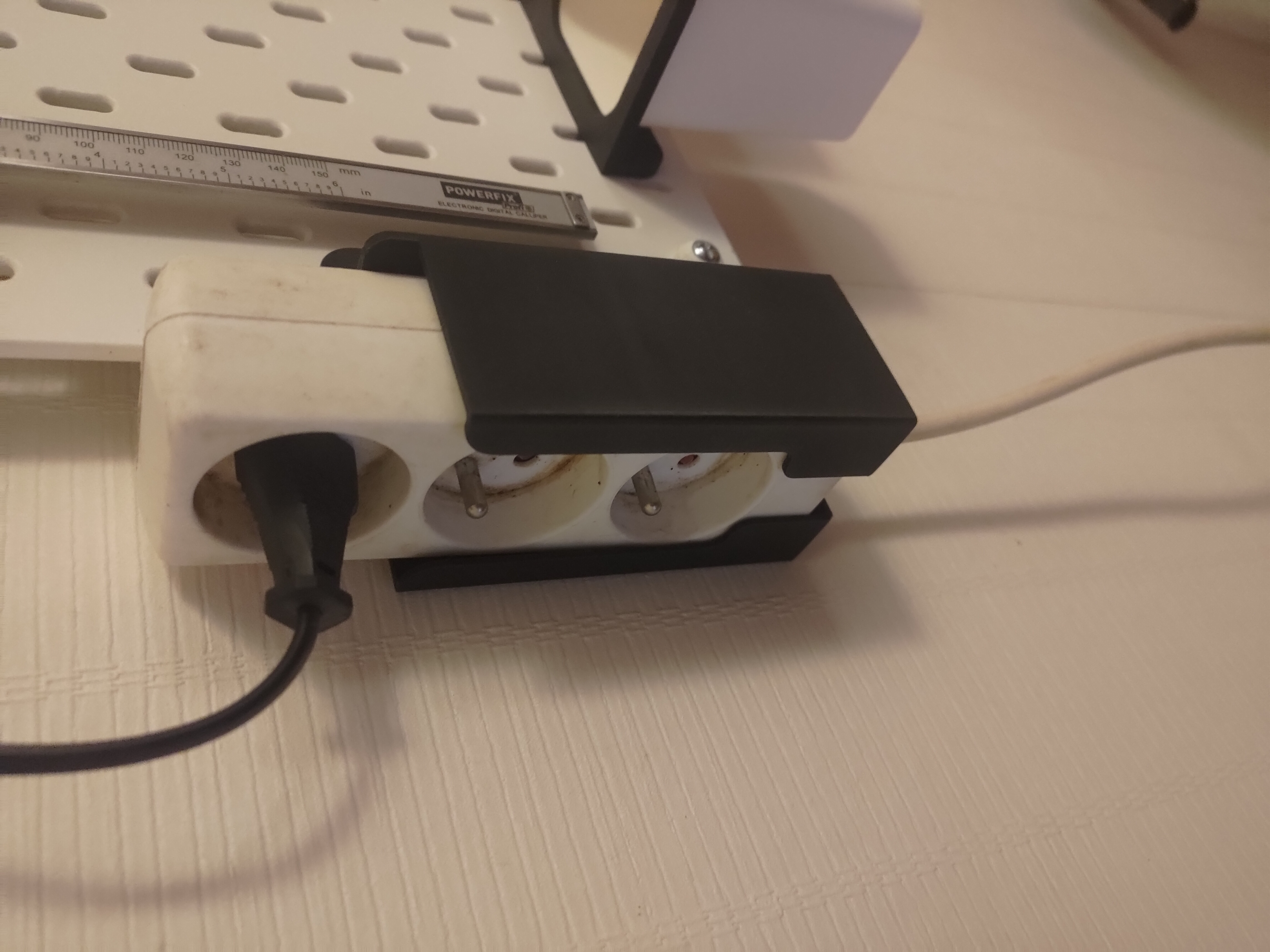 SKADIS lateral power strip