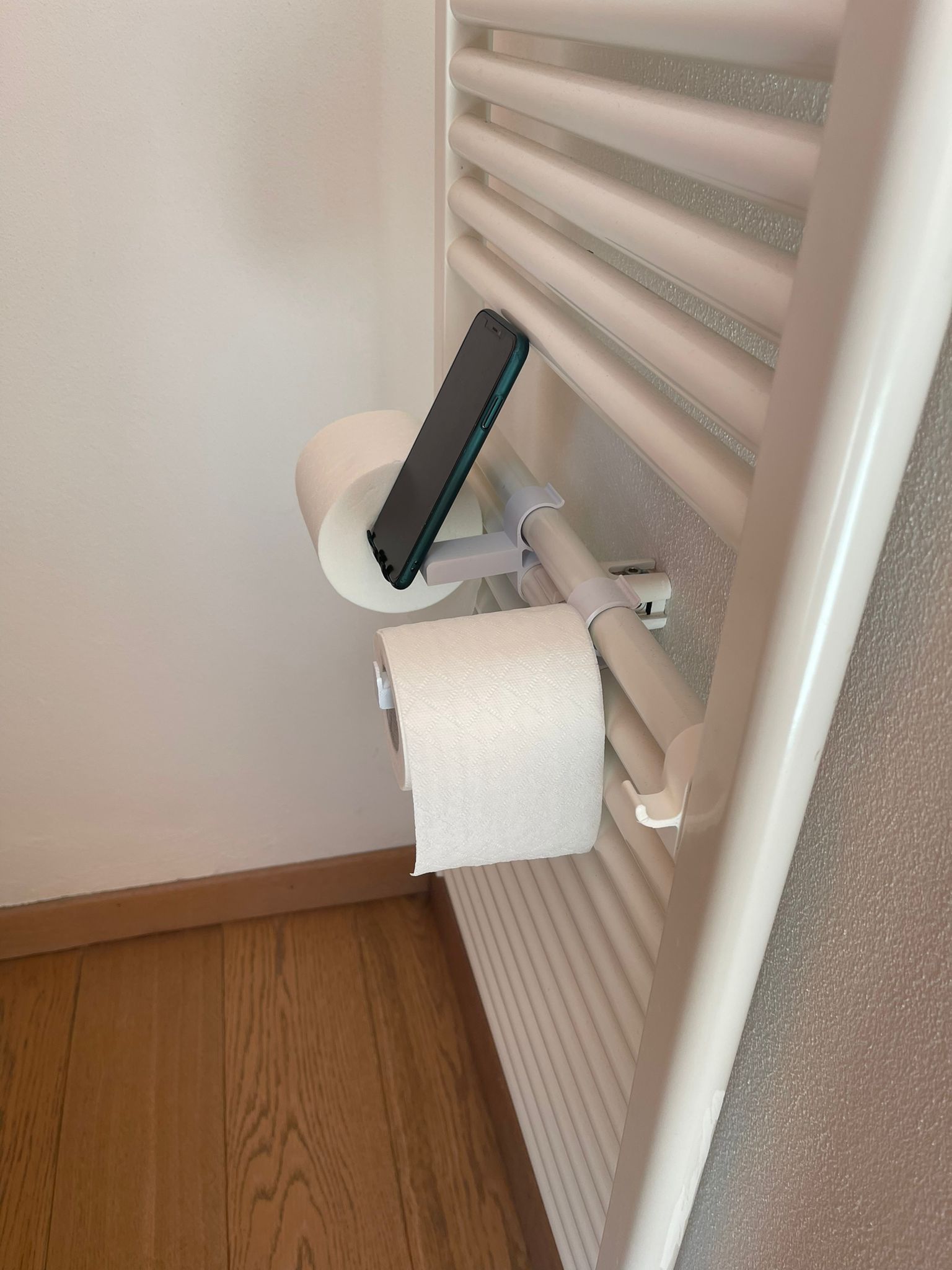 Towel warmer / Radiator clip for toilet paper, towel and smartphone by