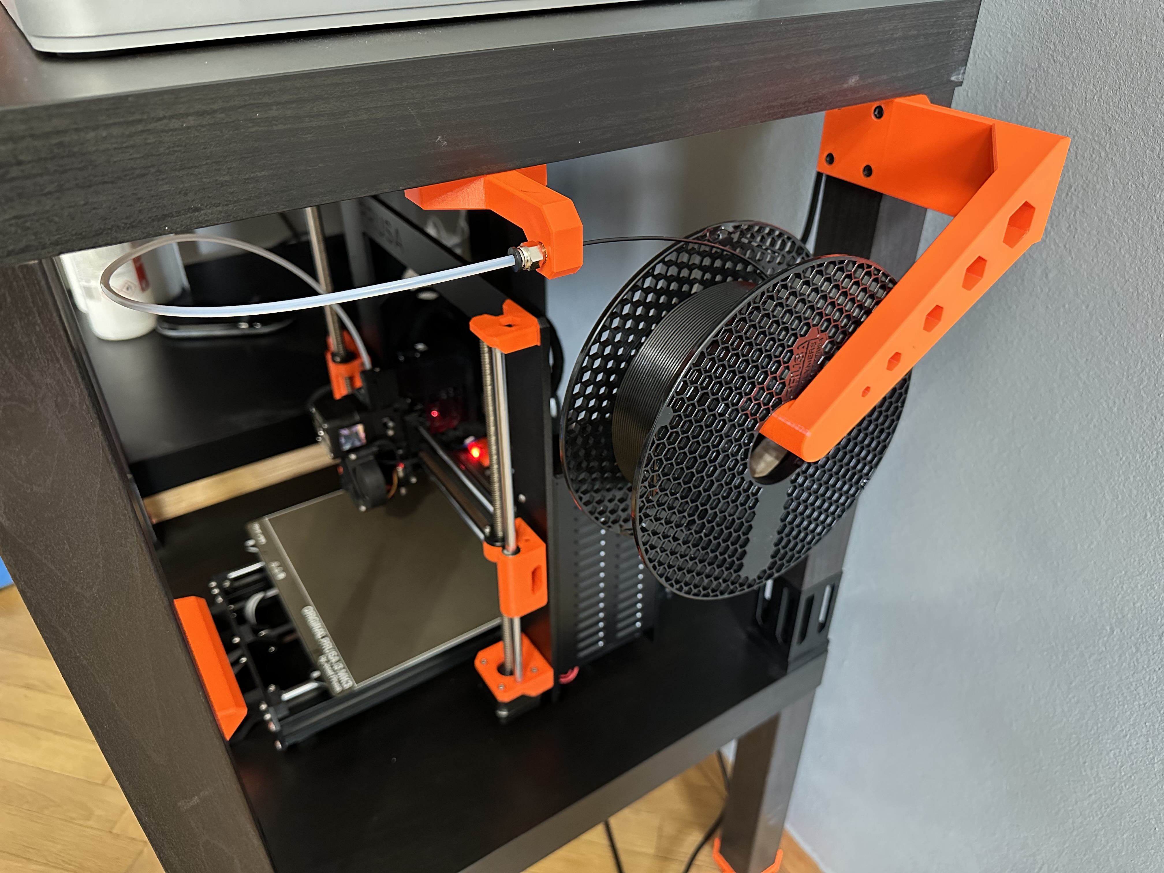 Lack spool holder with filament guide