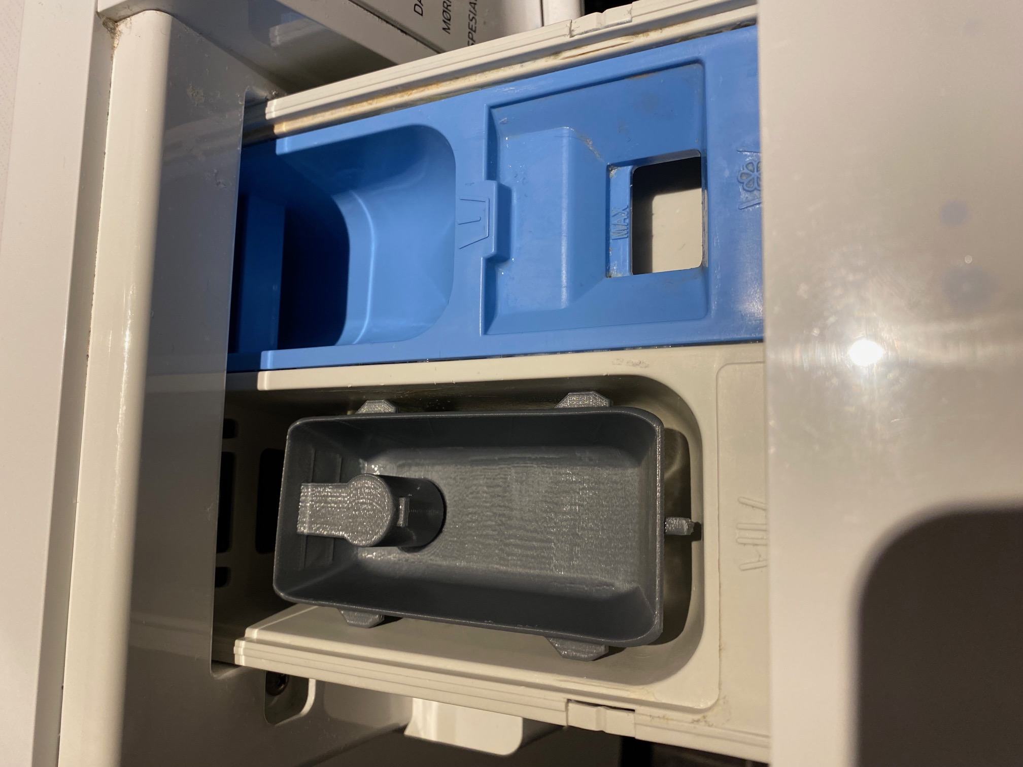 Liquid detergent tray for washing machine