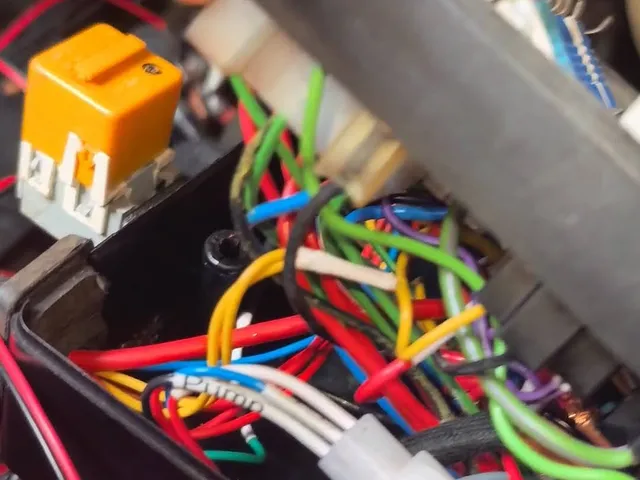Adapter for E12 Fuse box to fit late E24/E28 Relays