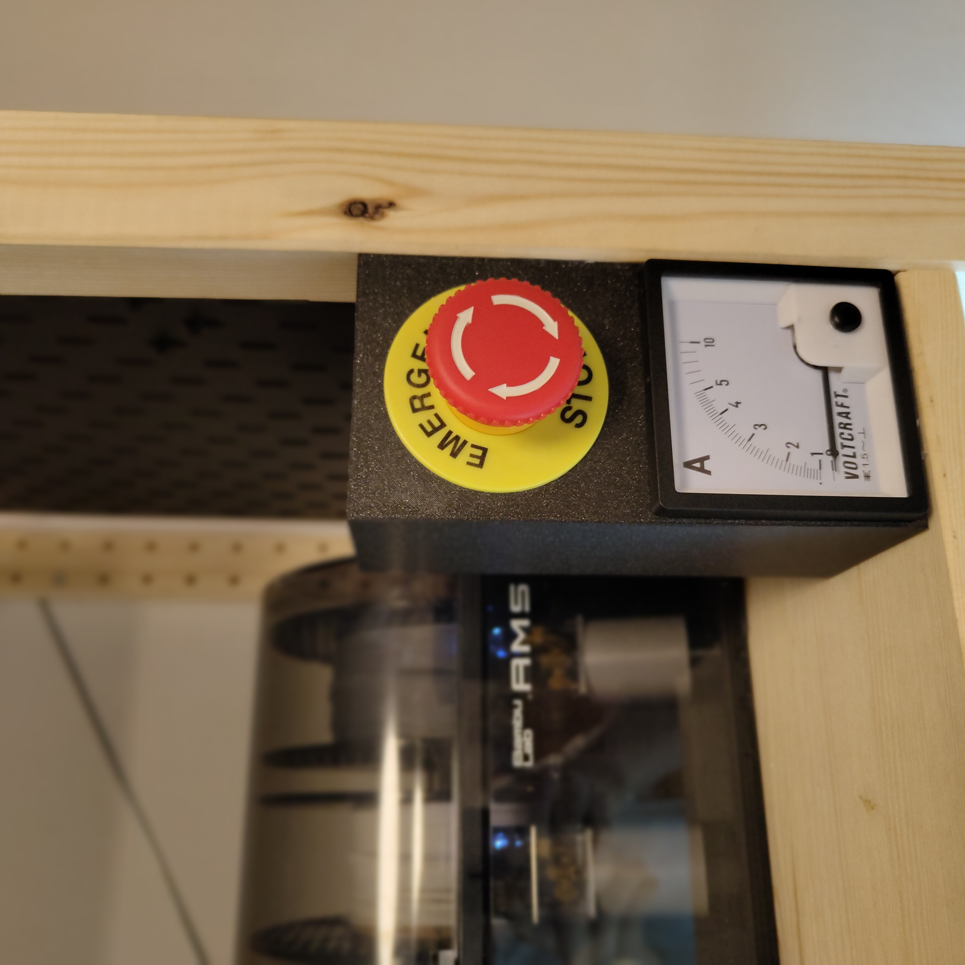 Gehäuse für Notaus und Amperemeter