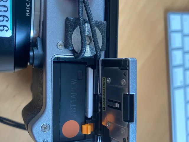 Fuji X-T20 Peak Design Leash bottom plate