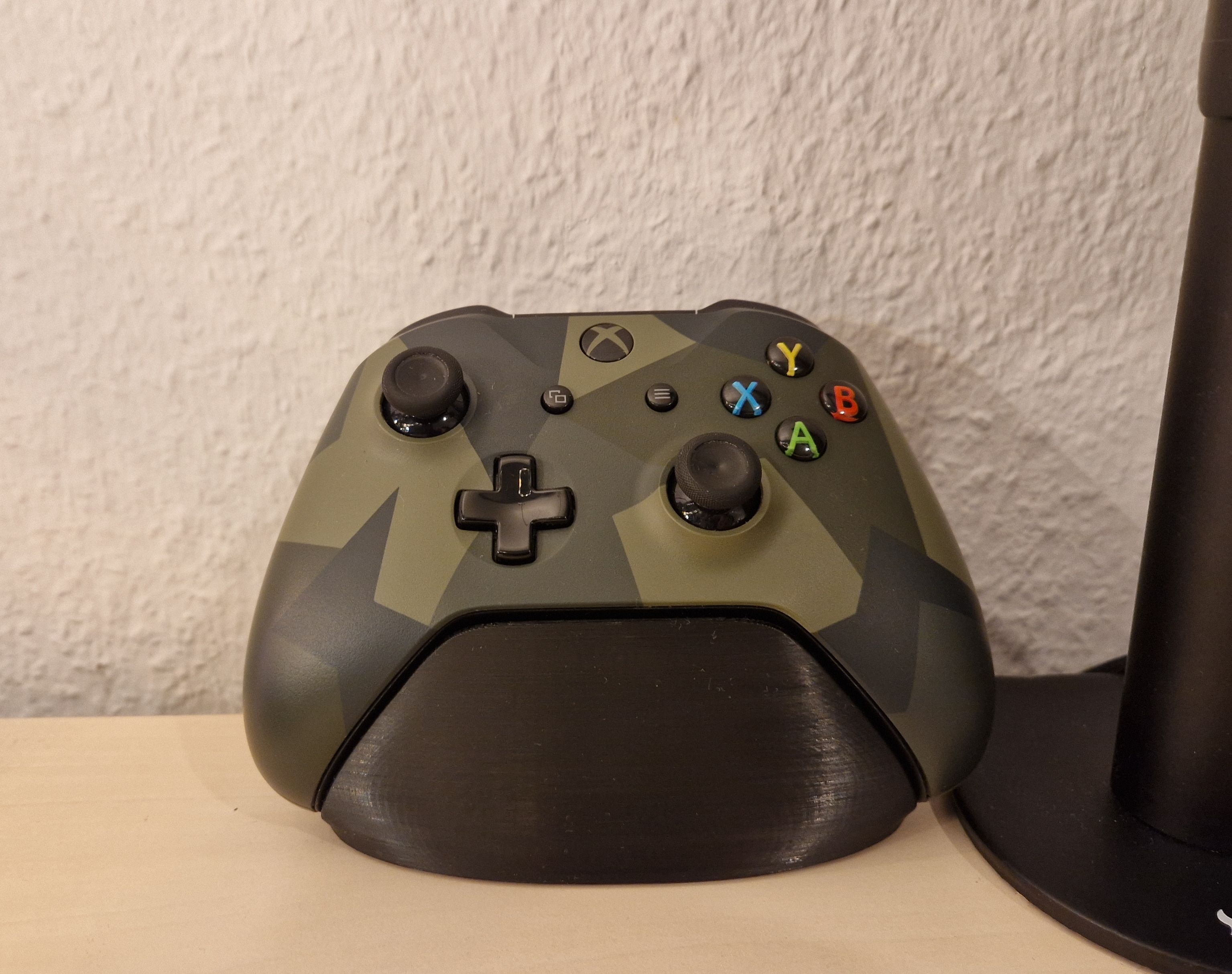 agepbiz's Minimalistic Xbox Controller Stand -  without holes in the bottom
