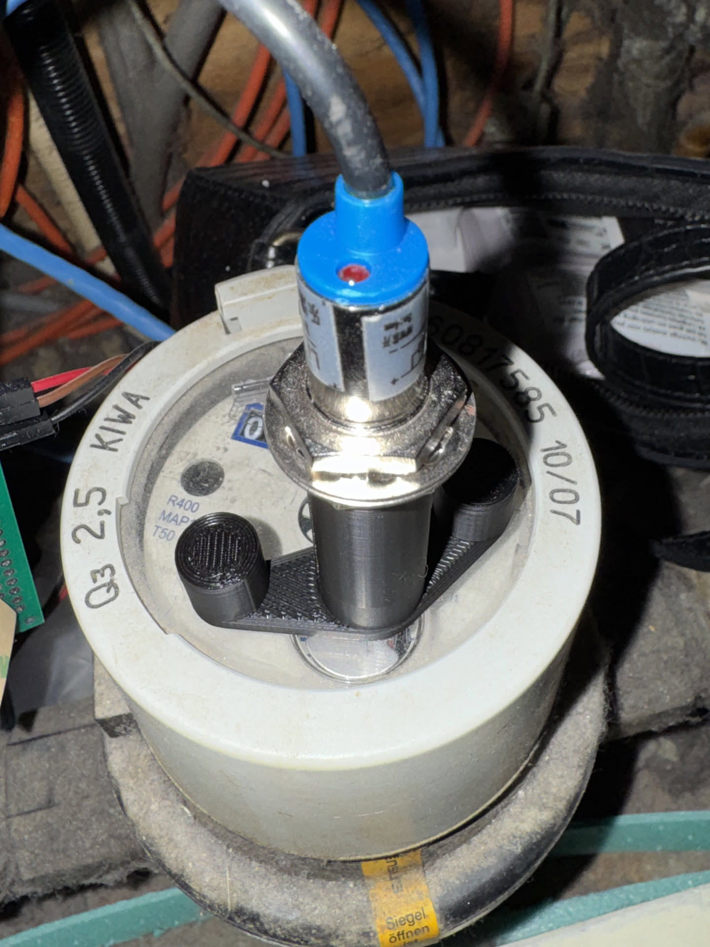 12mm version - Water sensor for the R400 Sensus 620 adapter. Installation without drilling.