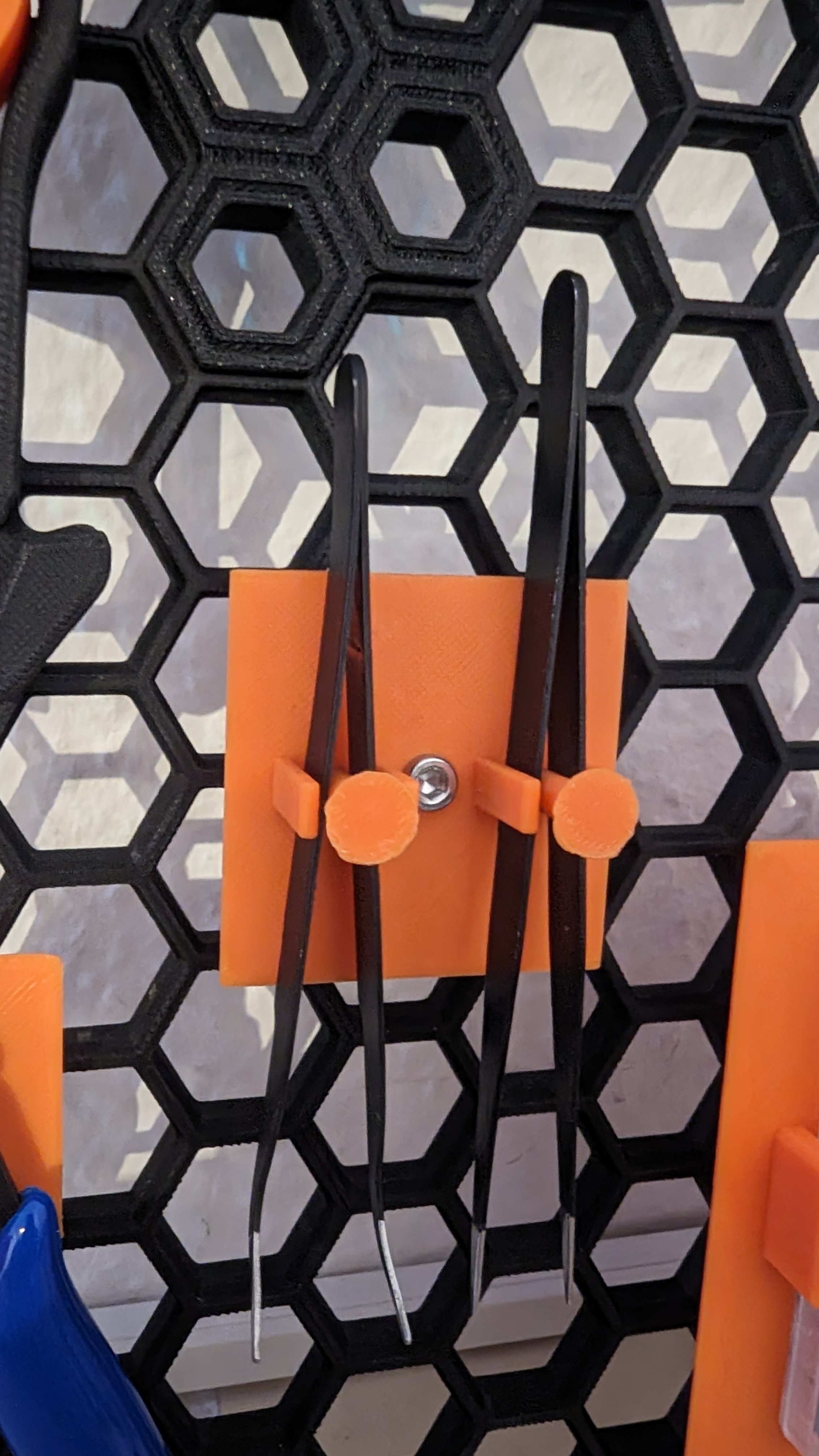Honeycomb Wall - Tweezers