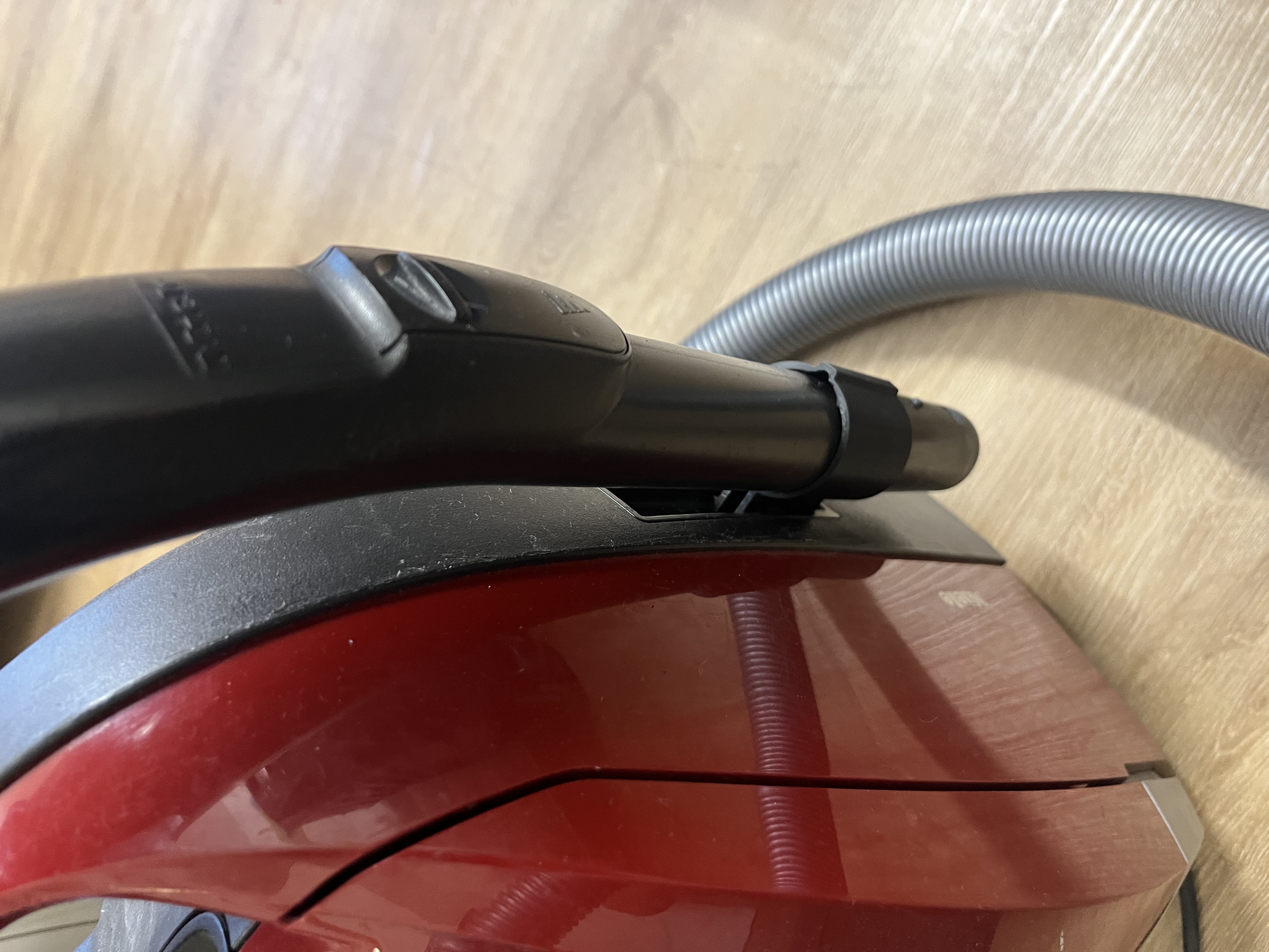 Miele Compact C2 Staubsauger Halter an Sauger