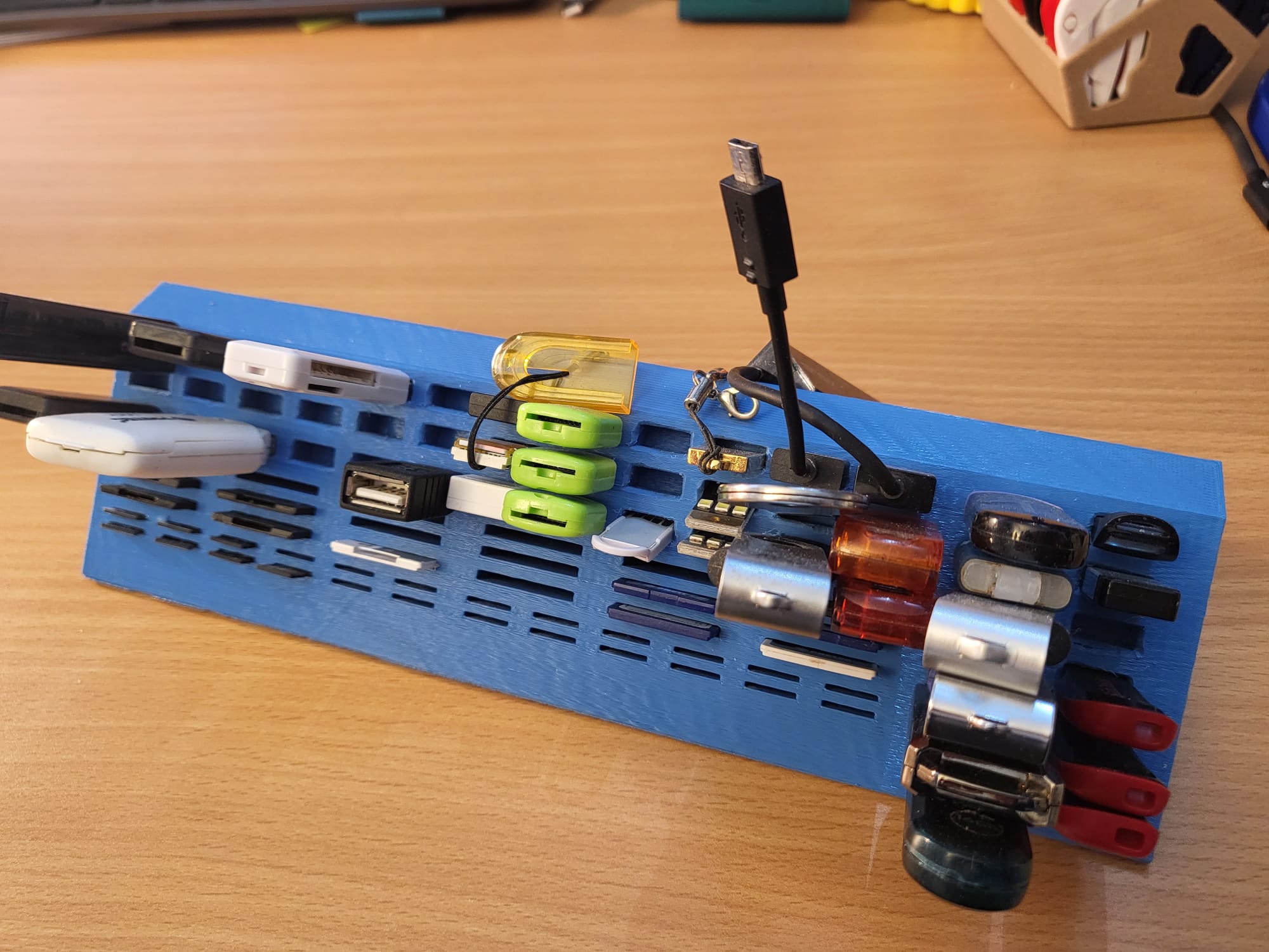USB - SD - MicroSD Organizer / Stand / Holder