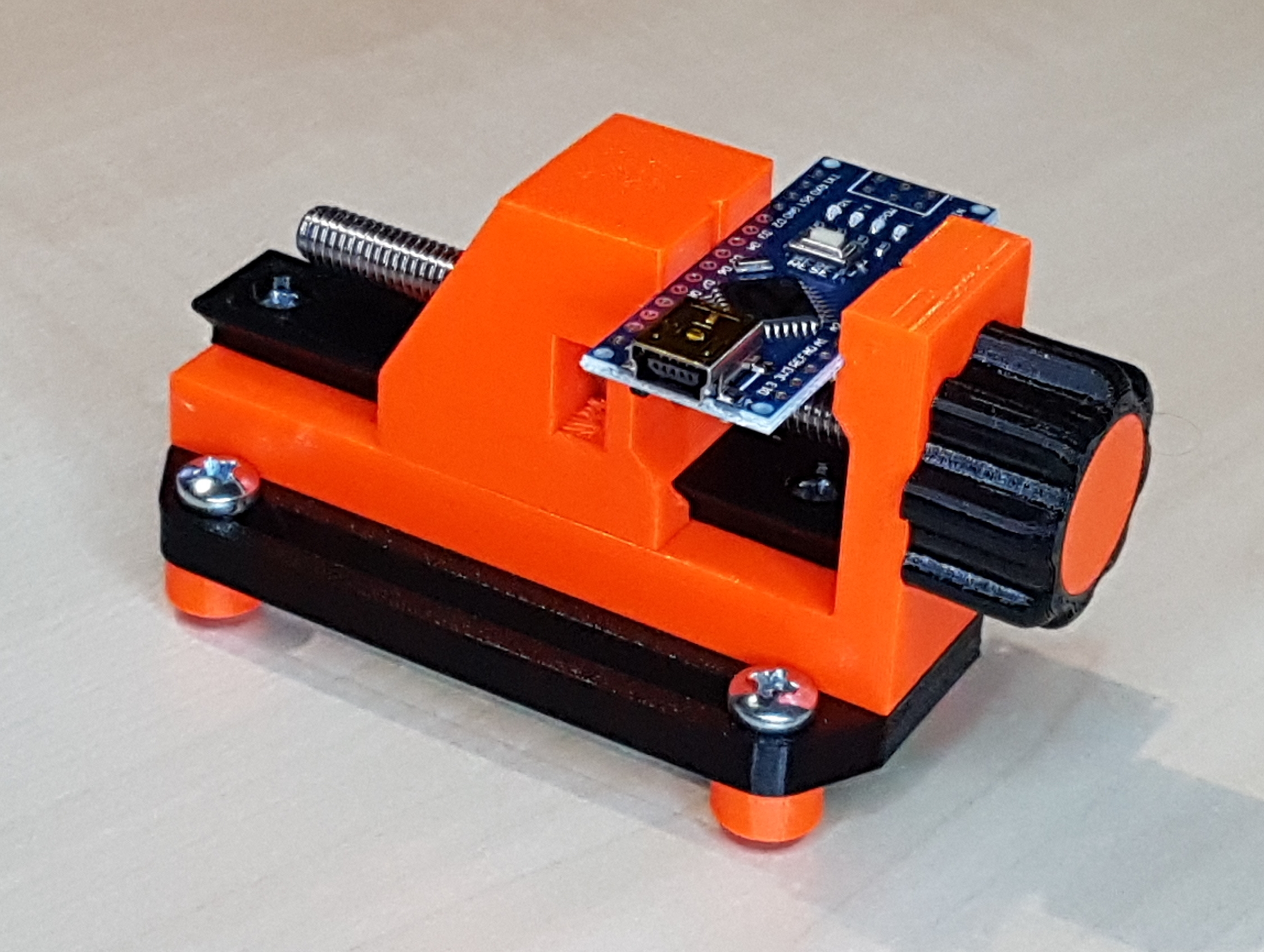 Miniature vise - M4 threaded feet