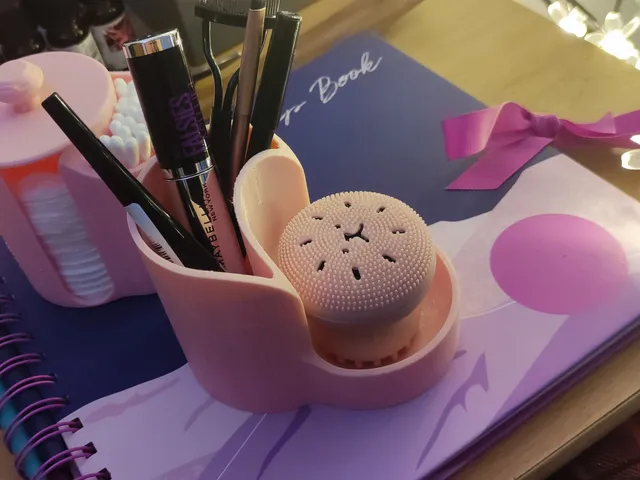 Makeup brushes and sponge container