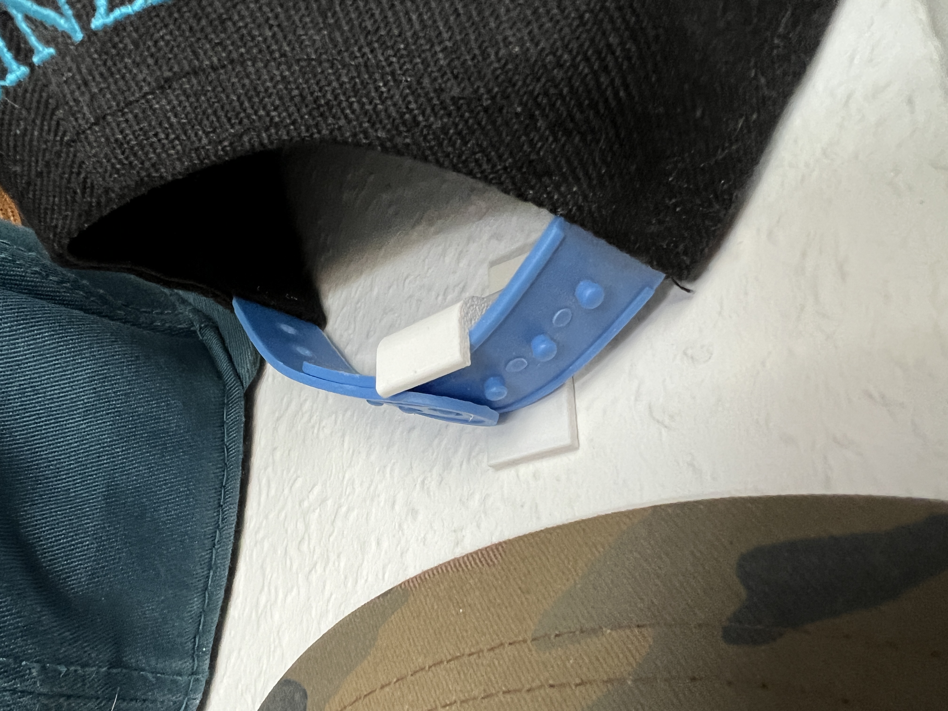 Snapback cap hook for tesa Powerstrips Small