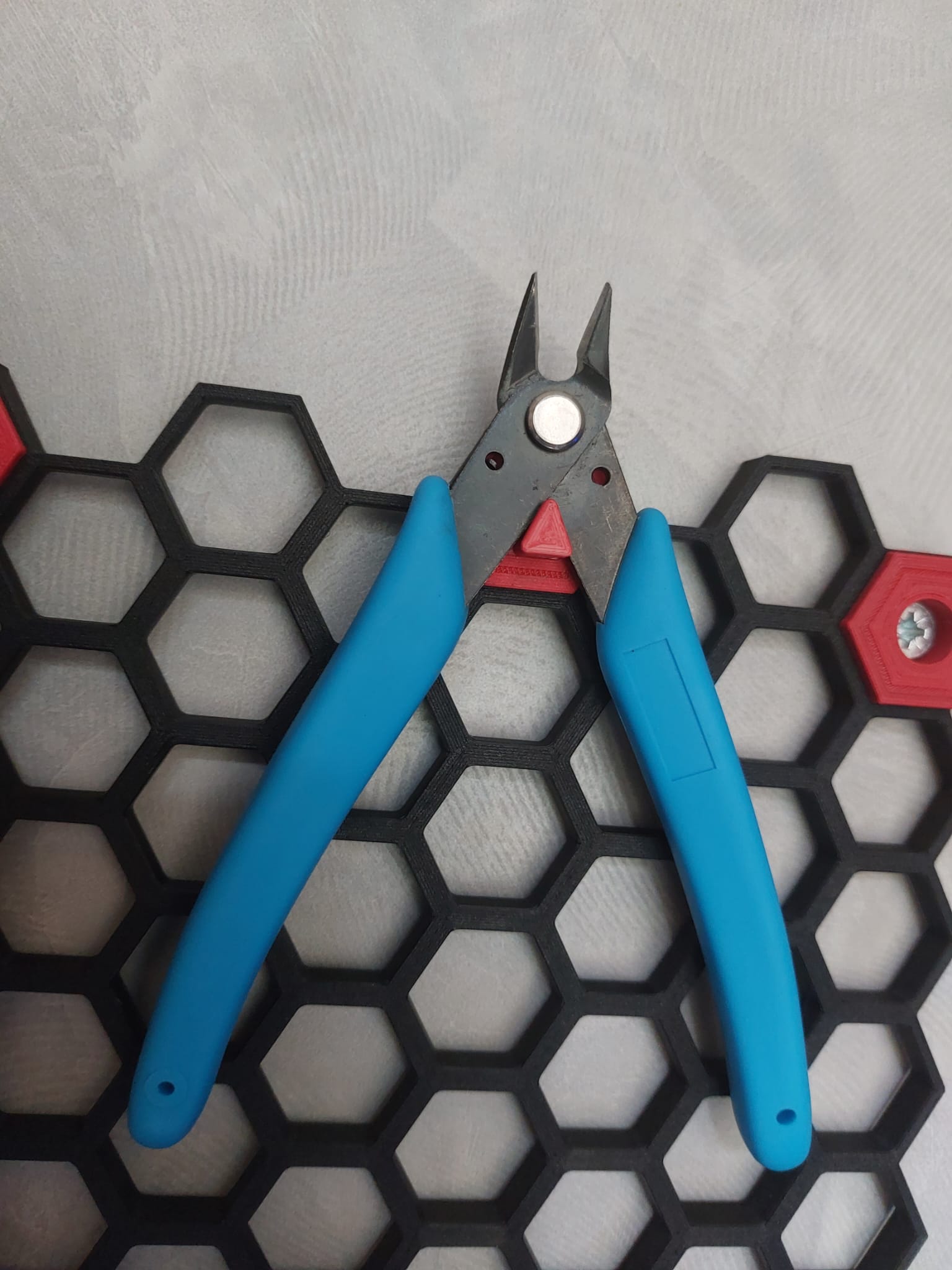 Honeycomb wall cutters