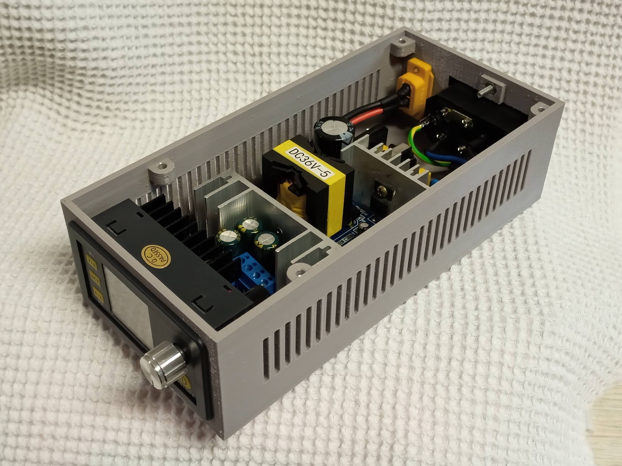 Miniatura 2 do modelo 3D DC Variable Power Supply