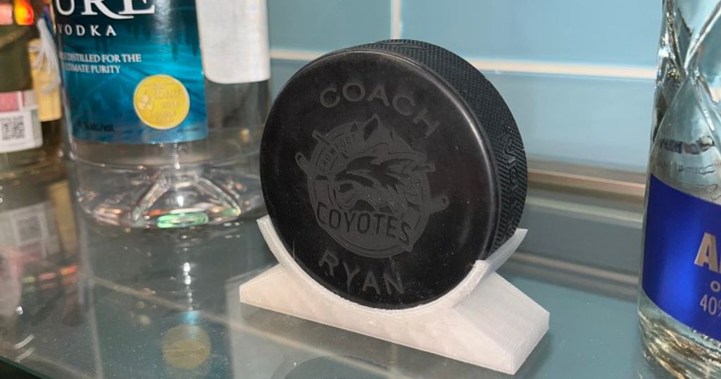Hockey puck display stand by Rambelaya Download free STL model