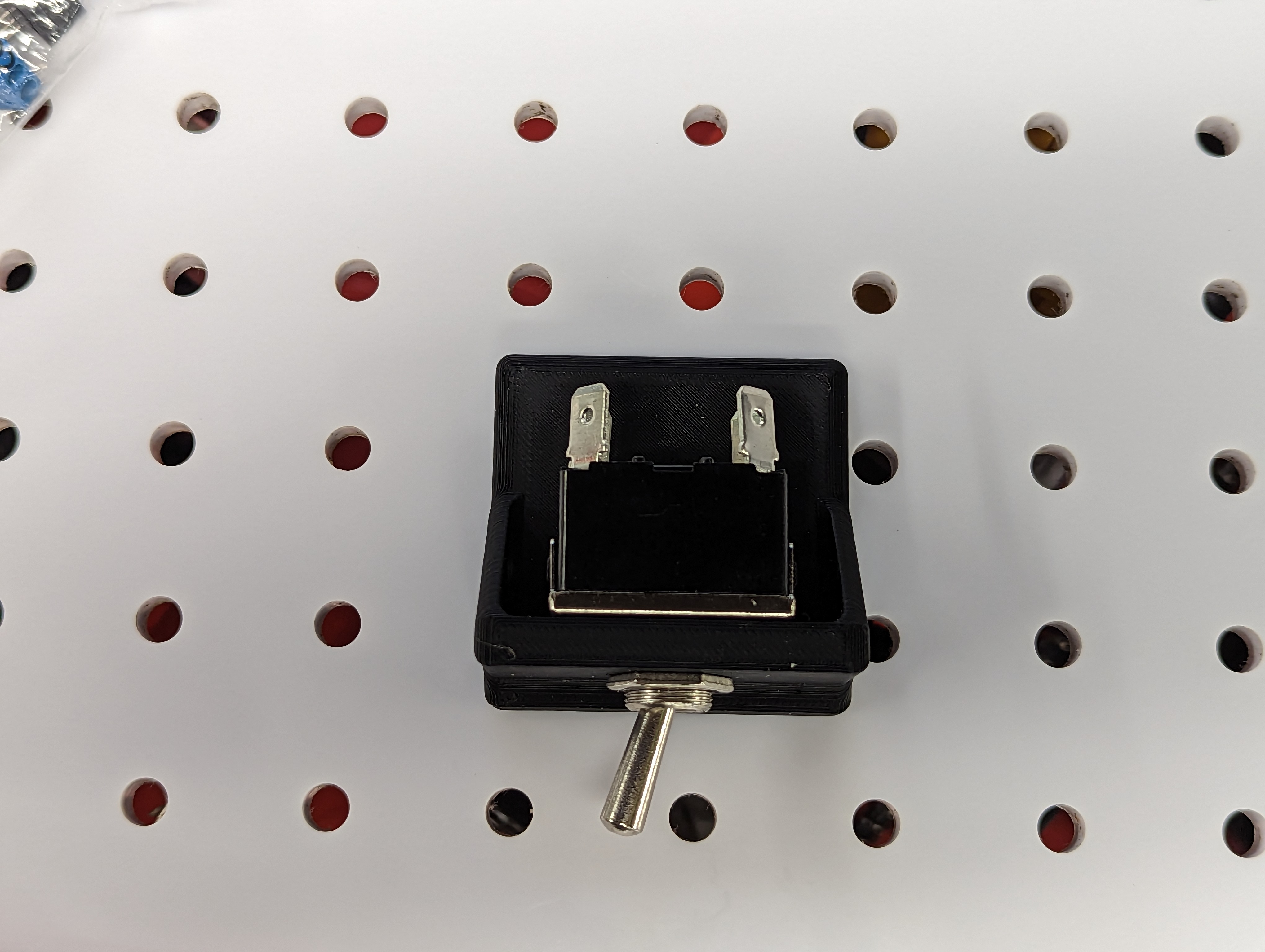 Miniatura 2 do modelo 3D Toggle Switch Mount For Breadboarding