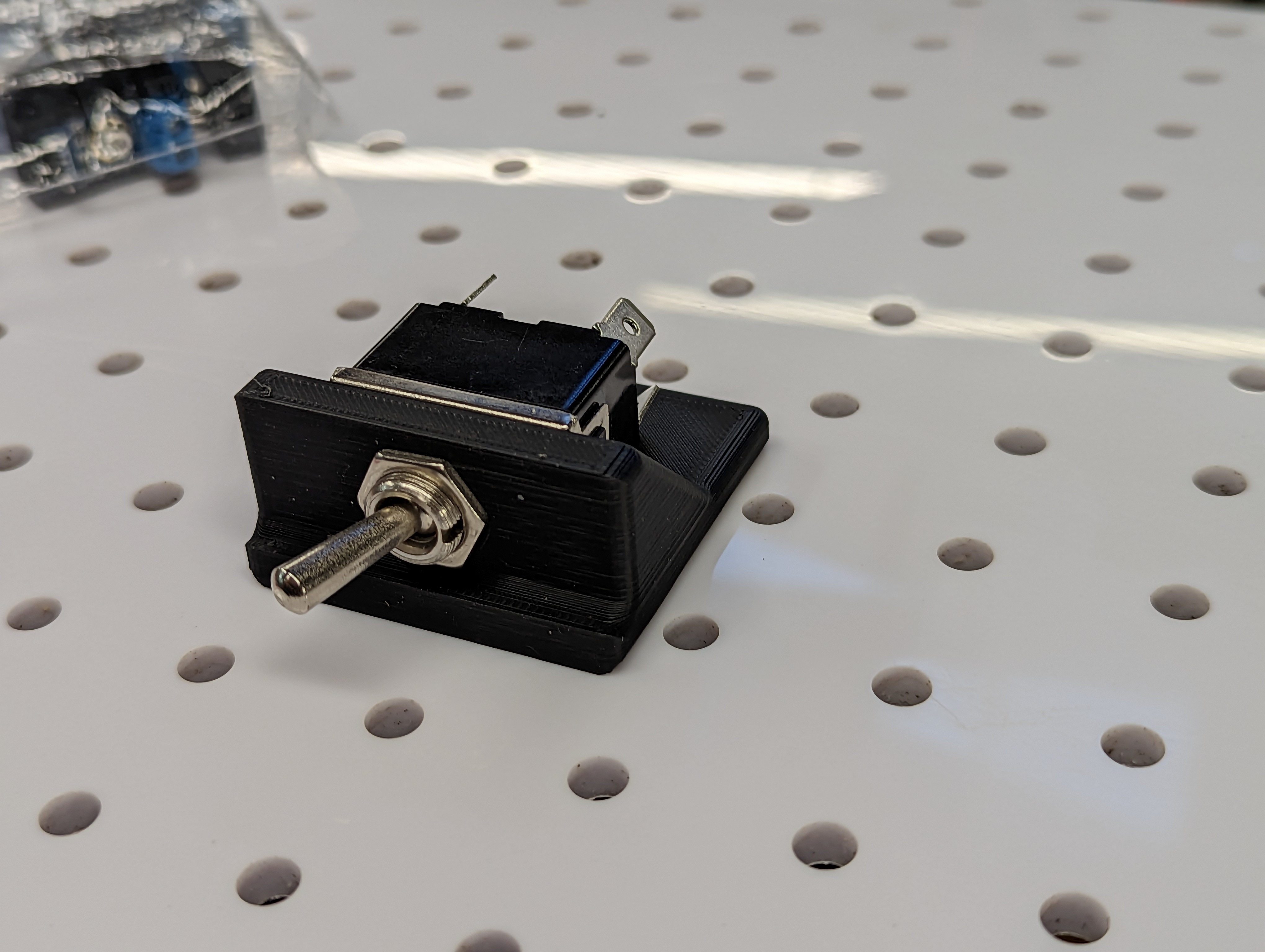 Miniatura 3 do modelo 3D Toggle Switch Mount For Breadboarding