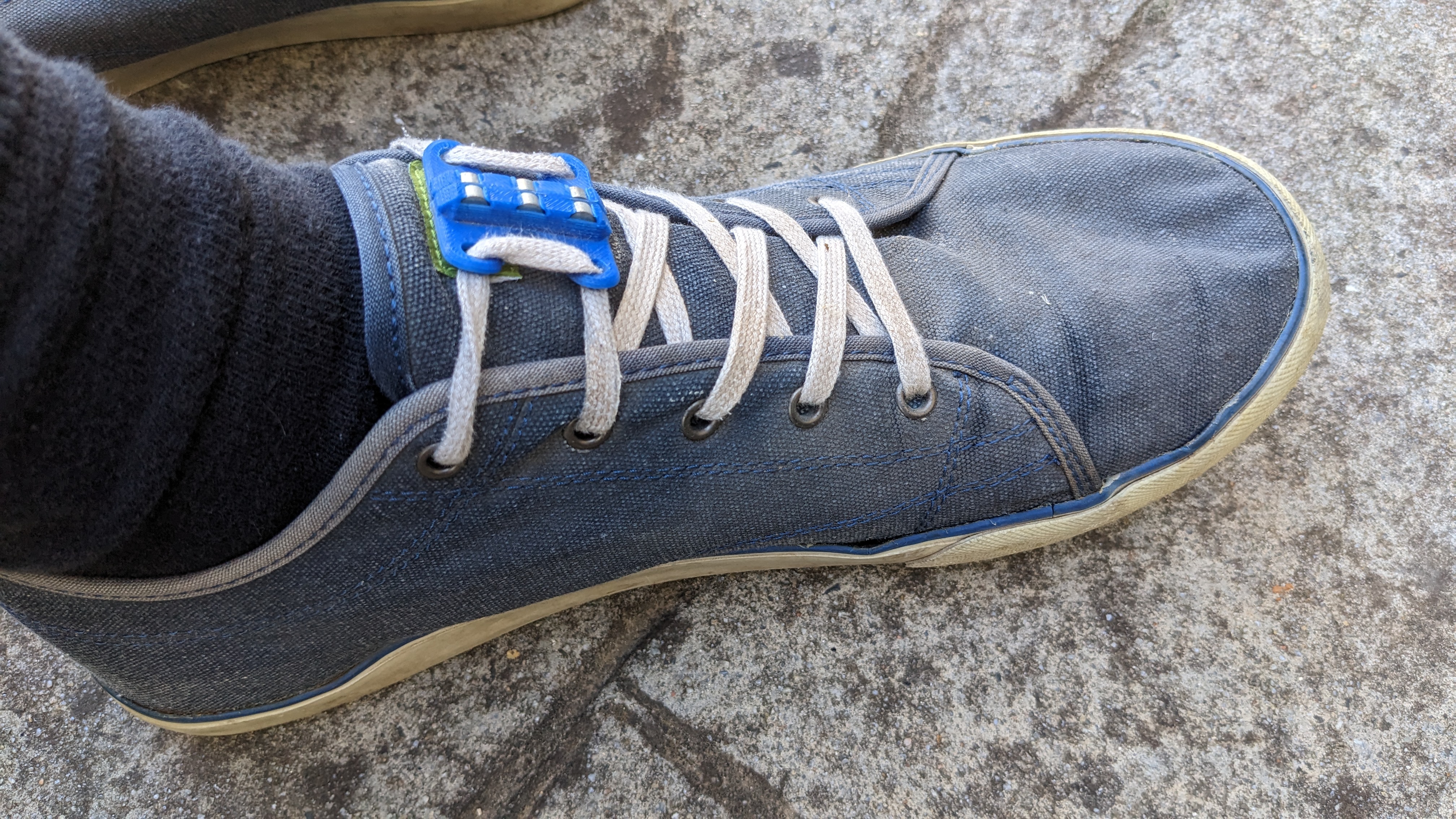 Magnetic shoe laces