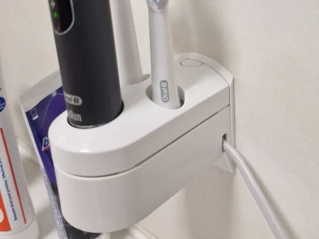 Oral-B Pulsonic adhesive wall mount