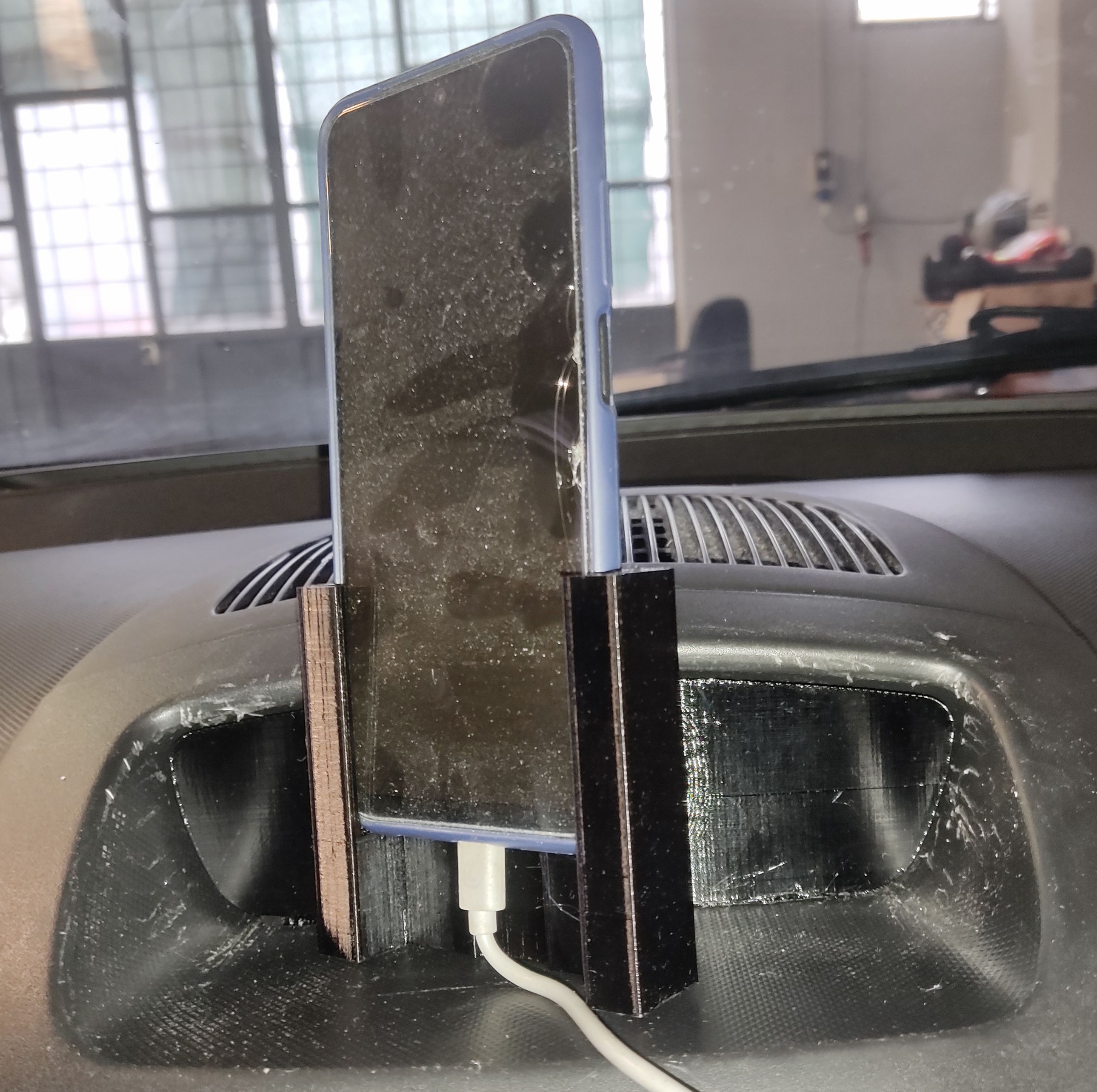 freetrain v1 phone holder