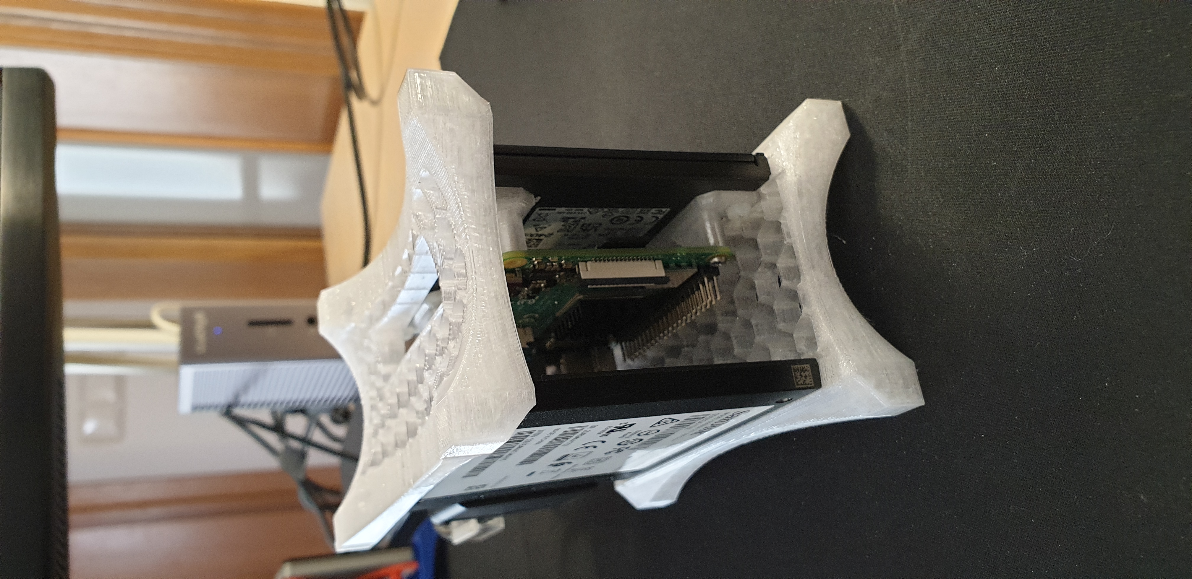 Miniatura 10 do modelo 3D Raspberry Pi 4b SATA SSD modular frame case