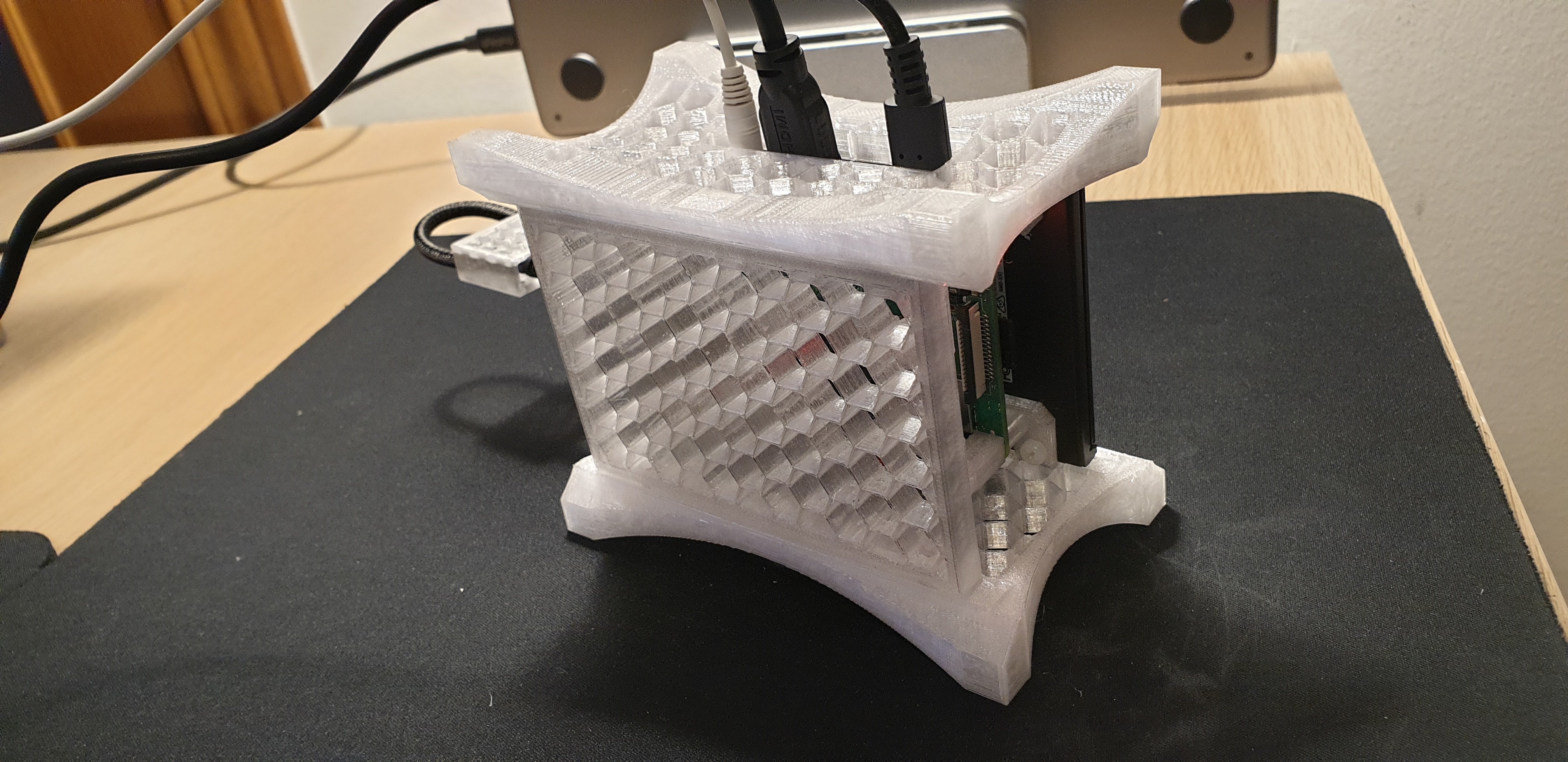Miniatura 14 do modelo 3D Raspberry Pi 4b SATA SSD modular frame case