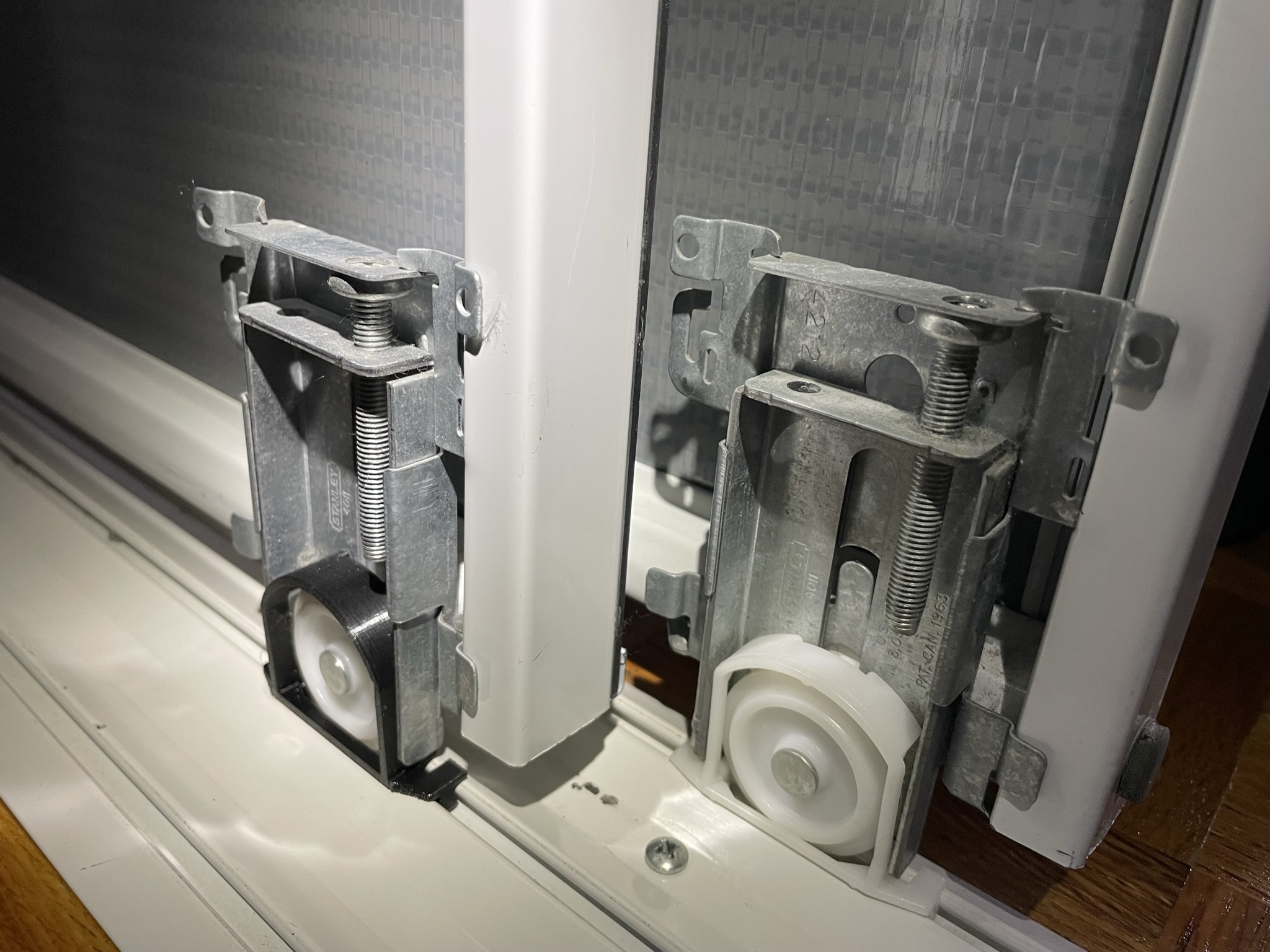 60 Sliding Mirror Door Bottom Track - pfuw2n3