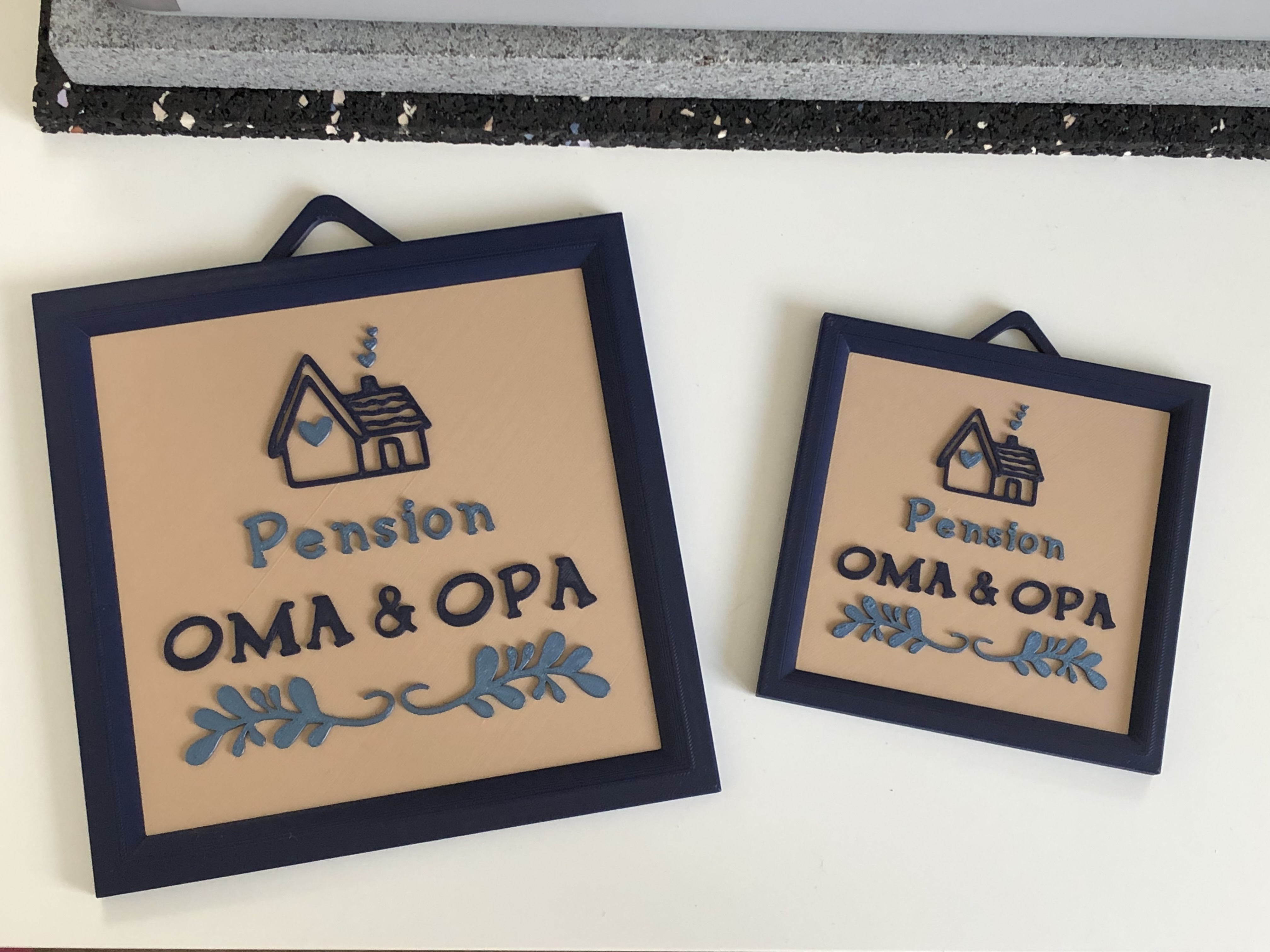 LANOLU Retro metalen bord cadeau voor oma en opa pension - grappige huisregels - metalen bord met spreuken - voor grootouders die van kleinkinderen houden, 20 x 30 cm LANOLU Retro metalen bord cadeau voor oma en opa pension - grappige huisregels - metalen bord met spreuken - voor grootouders die van kleinkinderen houden, 20 x 30 cm