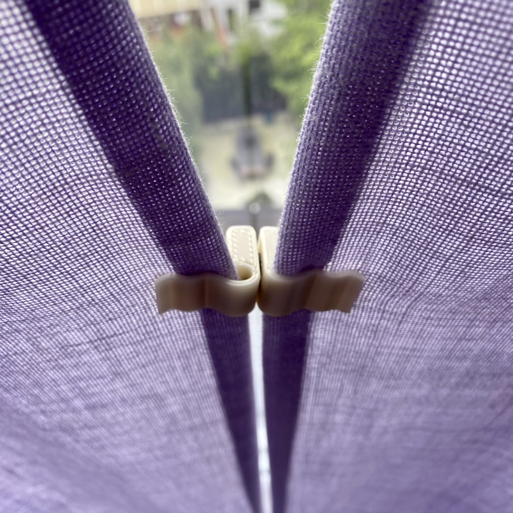 Magnetic clip (curtains connector)