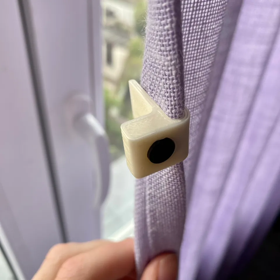 Magnetic clip (curtains connector) by Richard