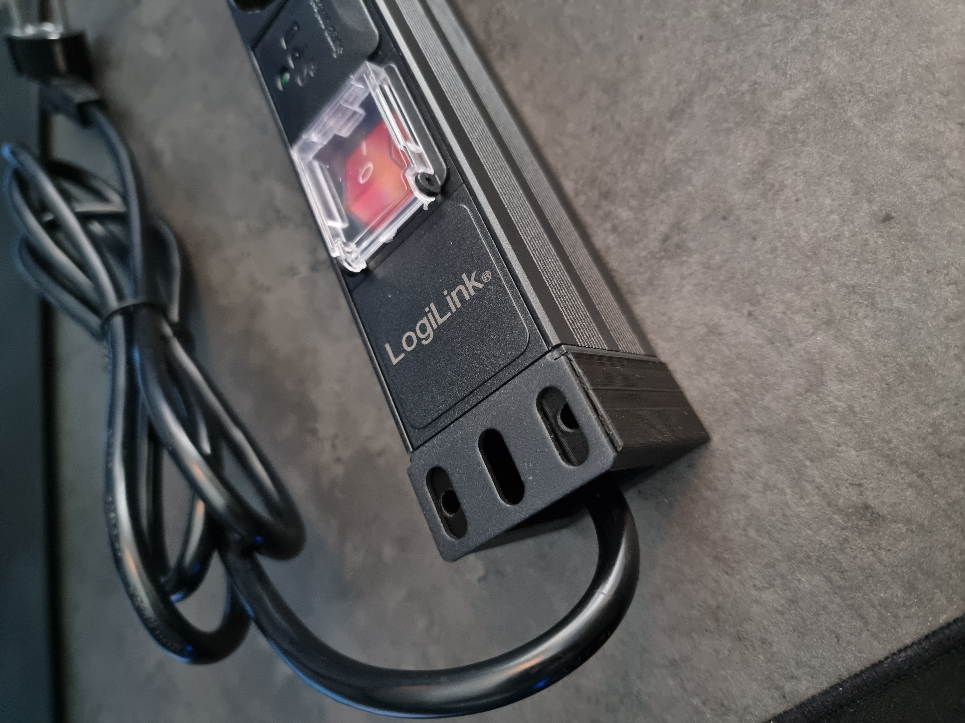 2 in 1 Rackmount poweroutlet and cableholder