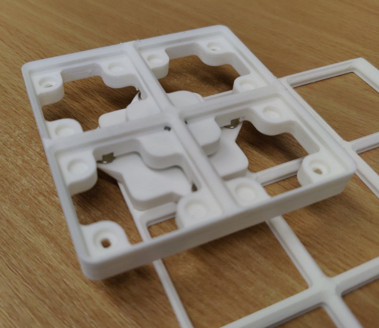 Snap-Rotate 2x2 Gridfinity base plate on top of Gridfinity