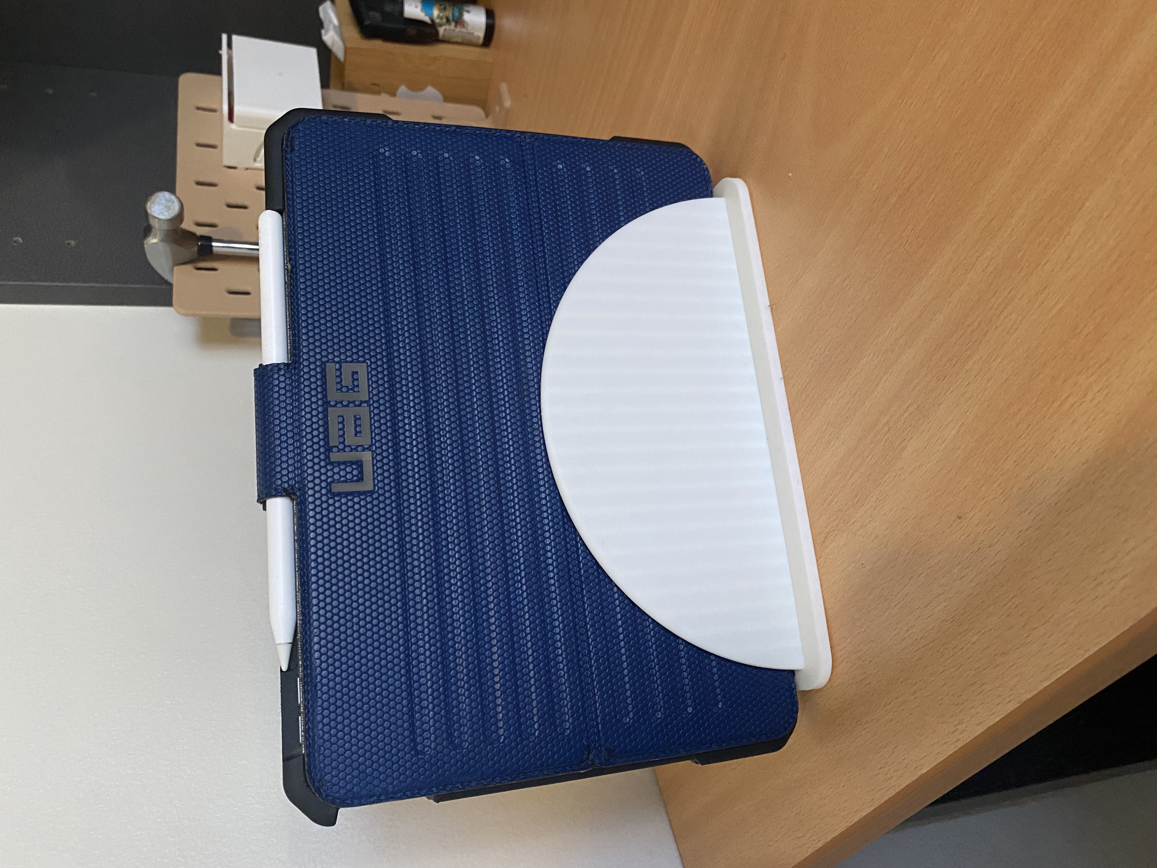 UPRIGHT IPAD STAND