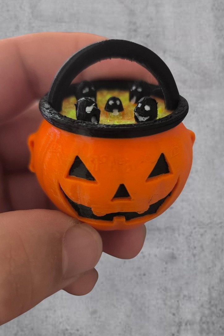 Creepy pumpkin Halloween kettle keychain!