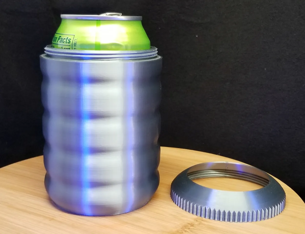 3D file 12oz Slim Can Screw on top Koozie 🥫・3D printing template