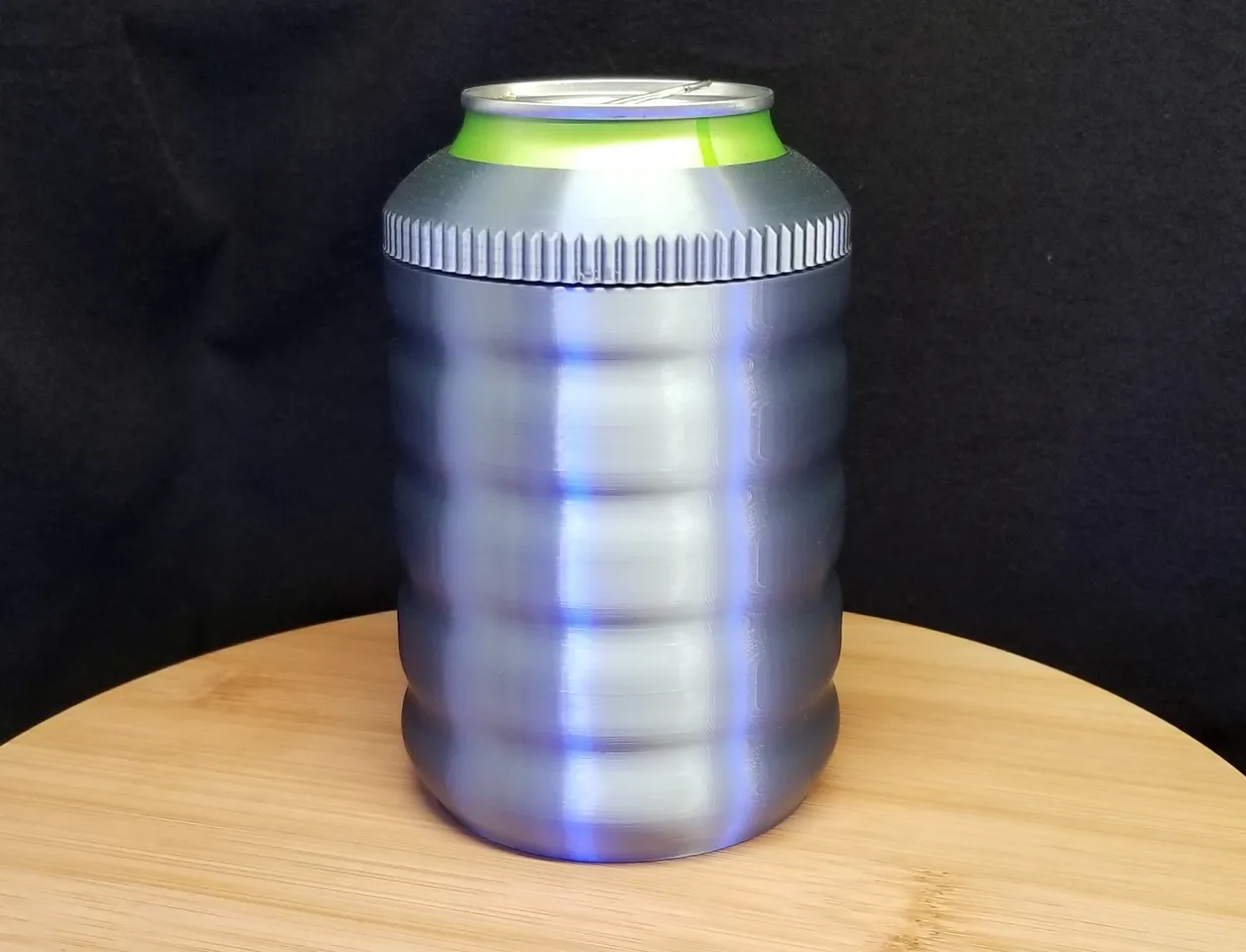 3D file 12oz Slim Can Screw on top Koozie 🥫・3D printing template