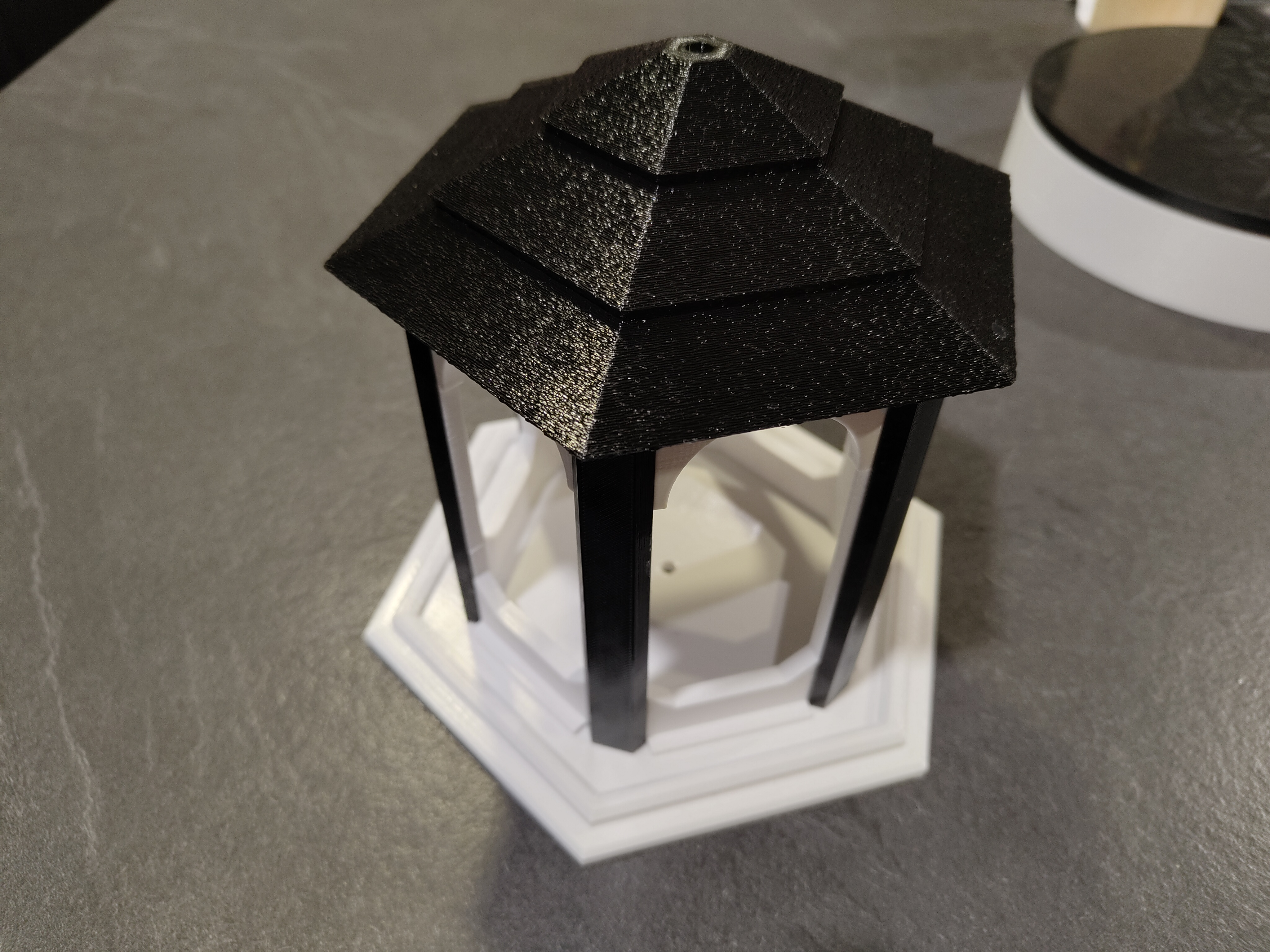 Toit assemblé pour mangeoire Gazebo Bird Feeder 3D model