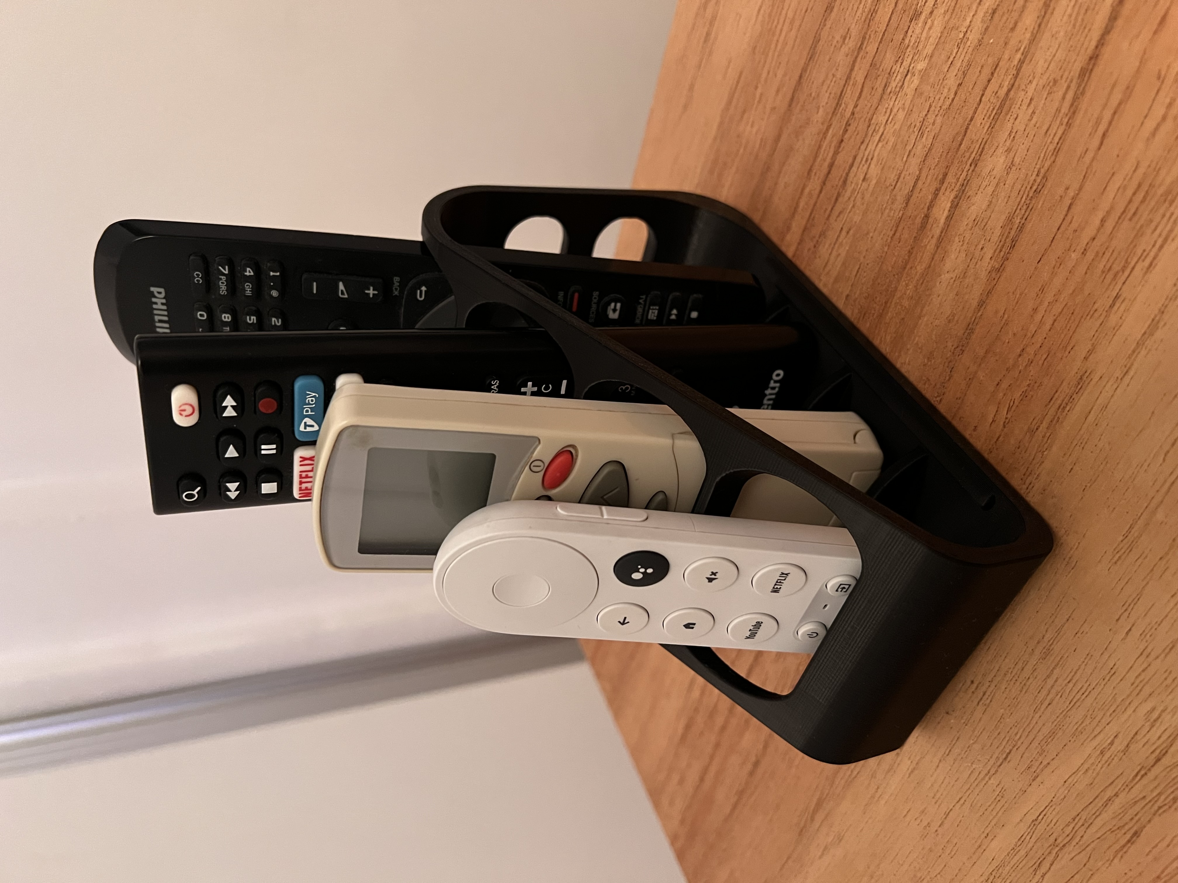 Miniatura 2 do modelo 3D Remote control holder
