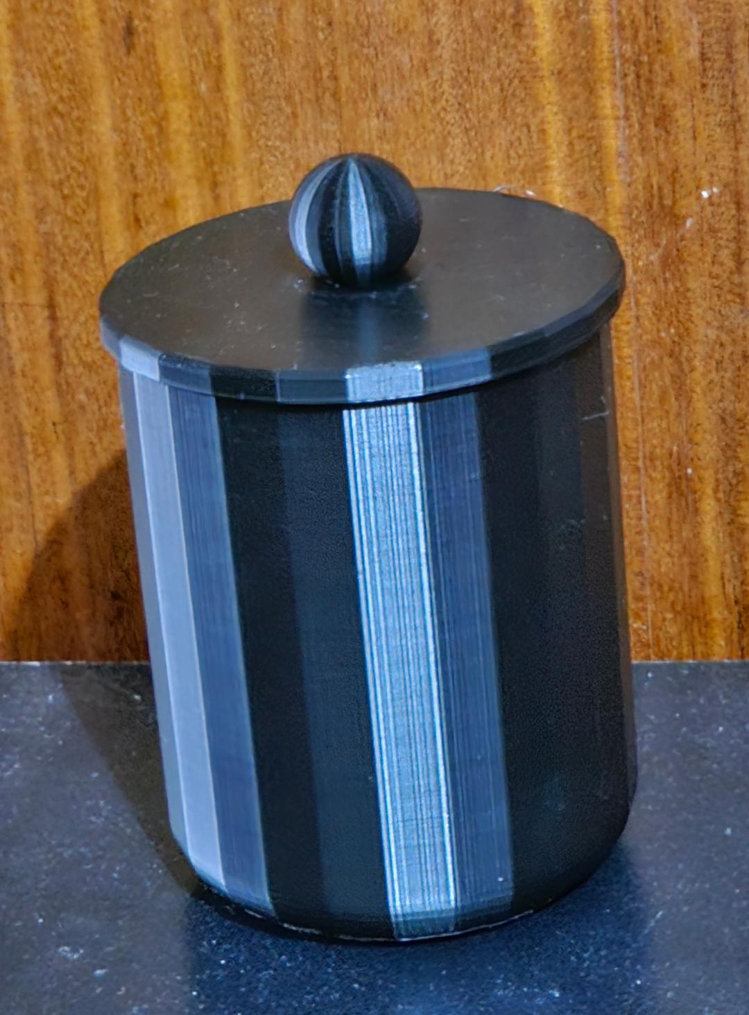 Round bin with lid