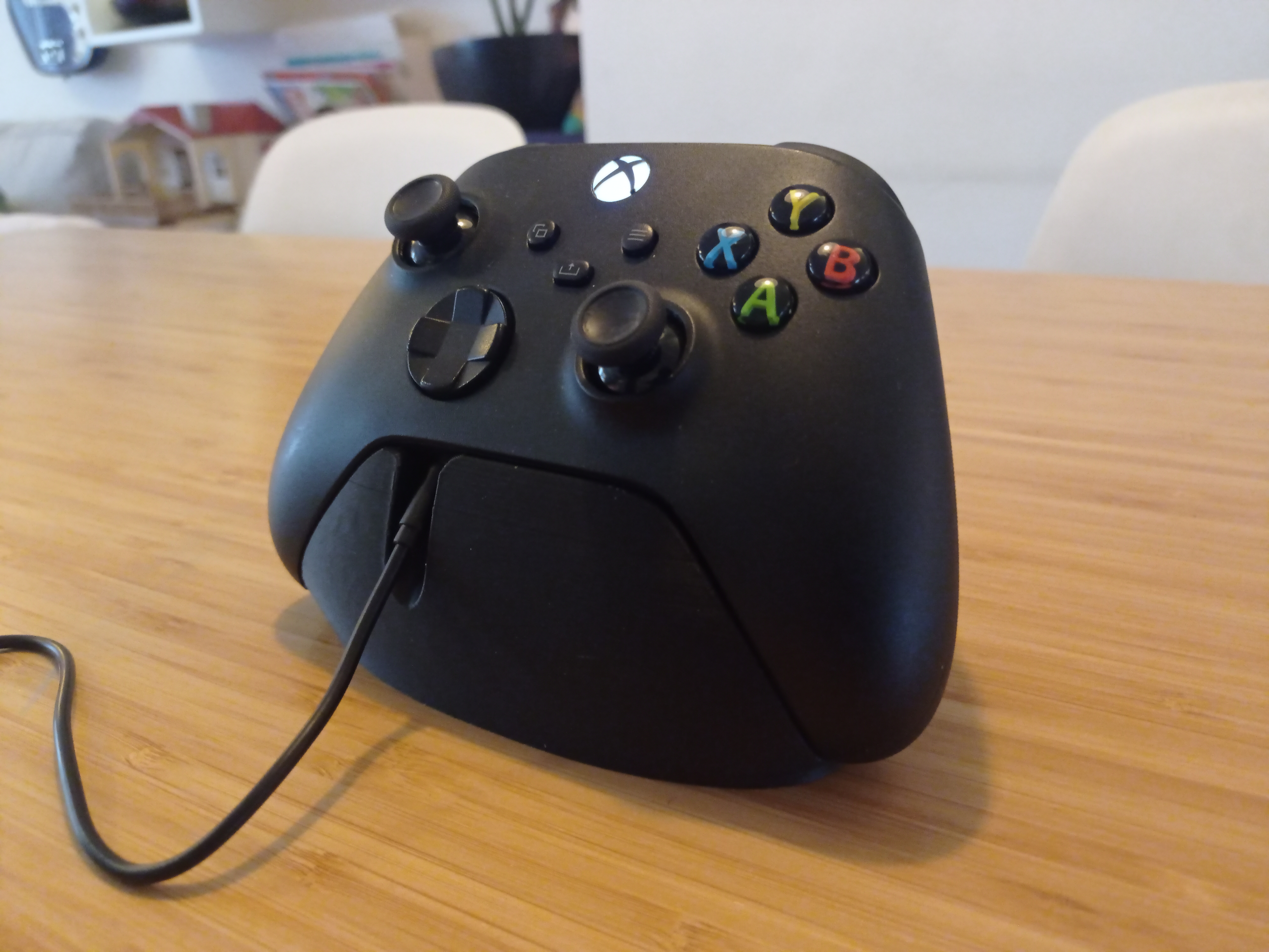 Minimalistic Xbox Controller Stand with Headphone Port