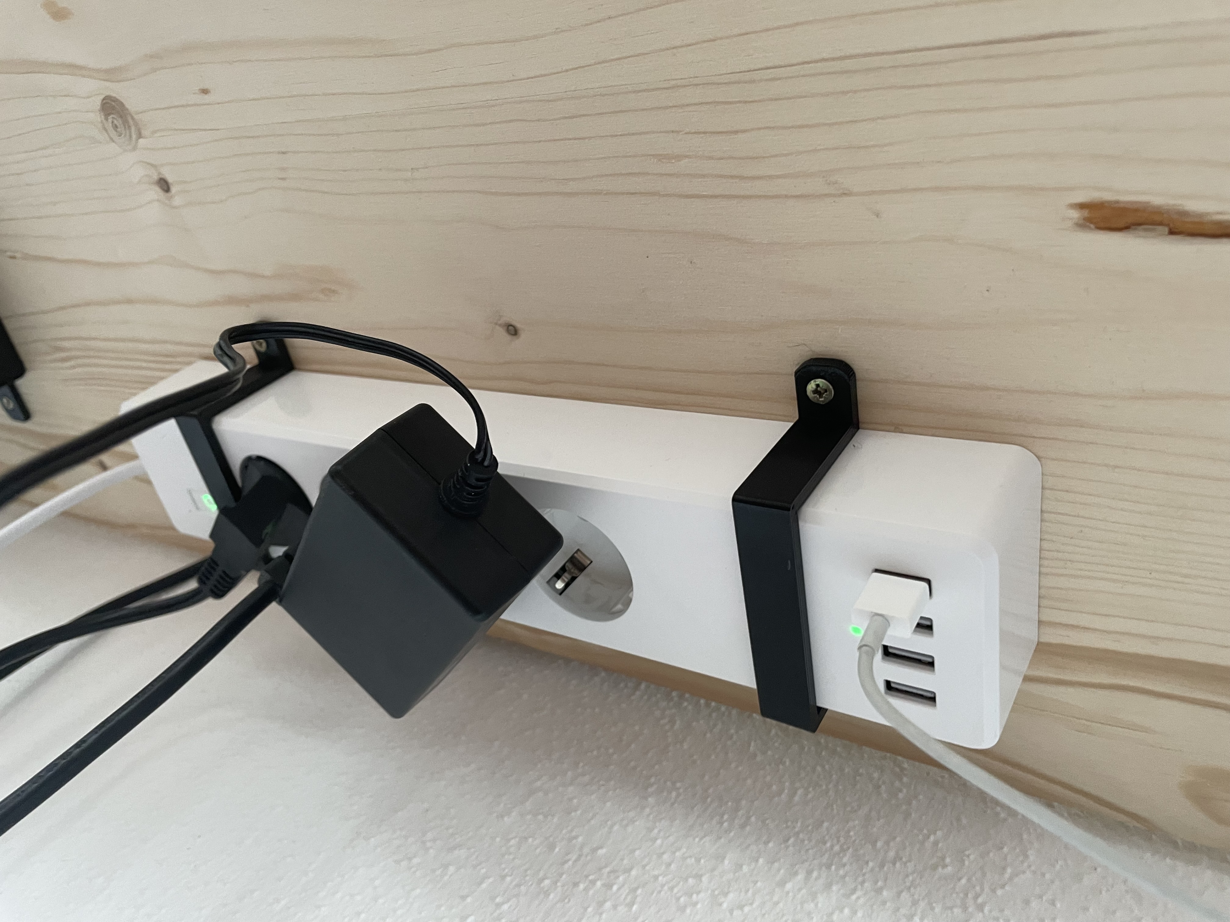 Steckerleisten Halter  Power strip holder