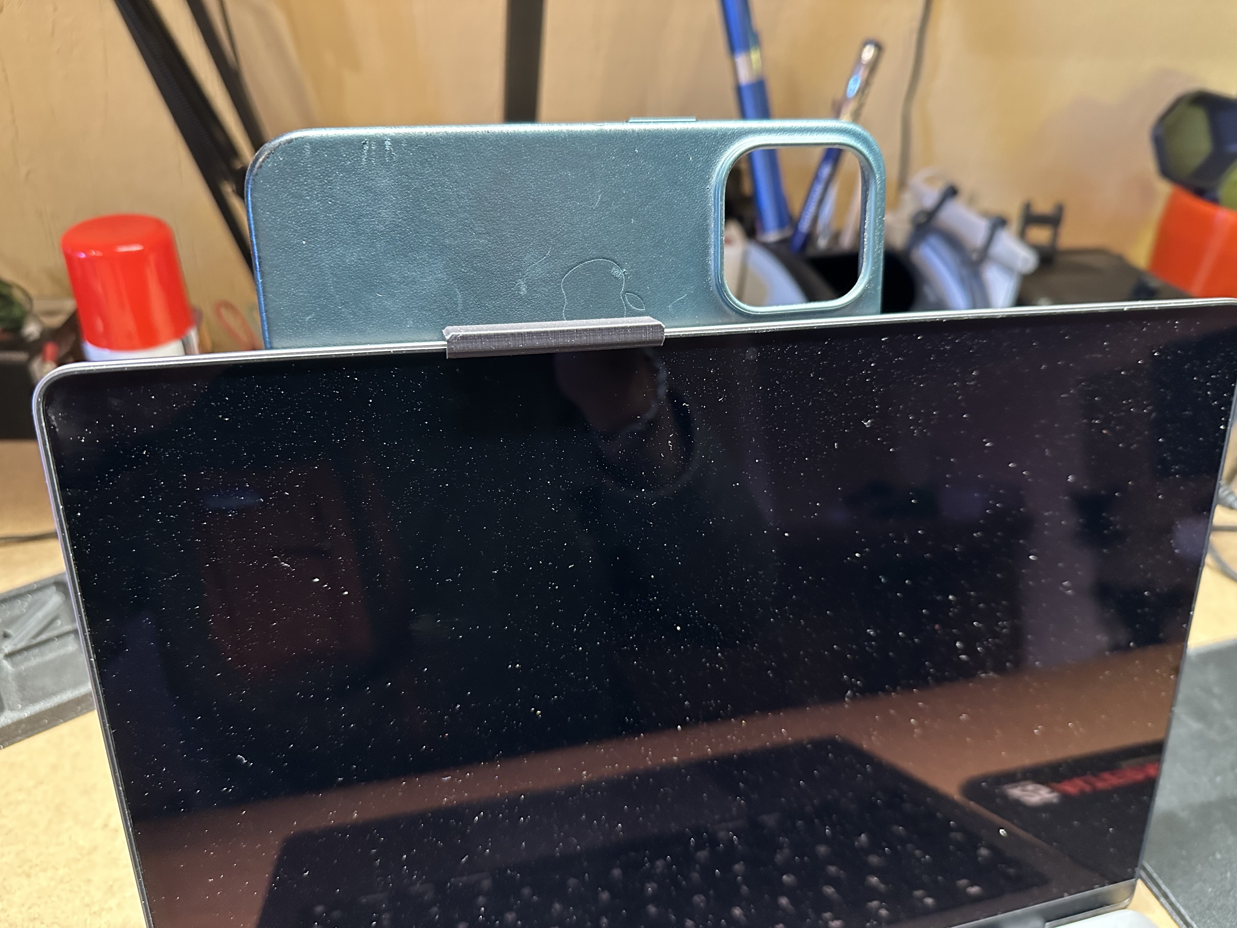 M1 MacBook Pro 14" iPhone 14 Pro Continuity holder