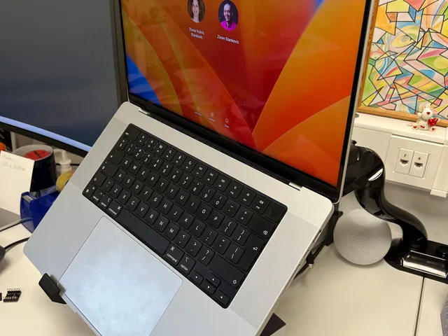 Extra strong VESA laptop stand