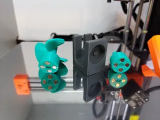 Magnet clutch fidget/demonstartion toy
