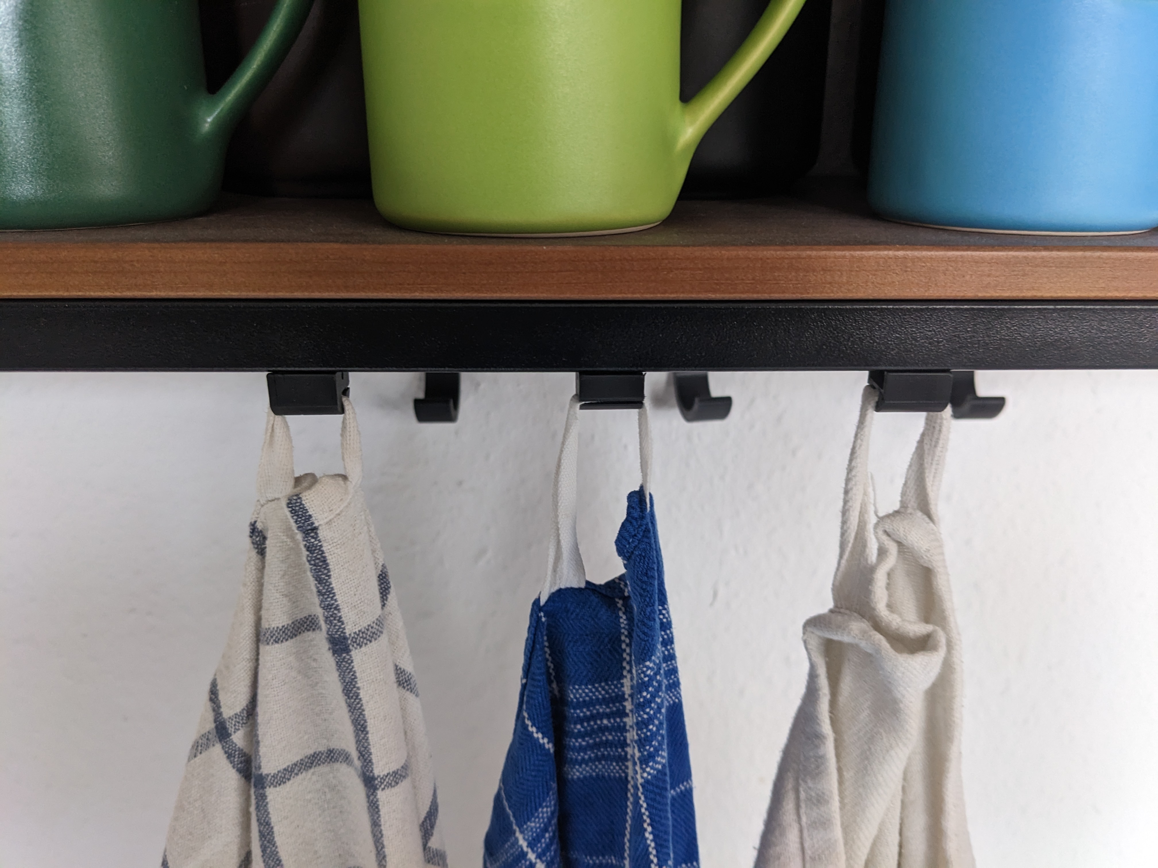 Magnet clip for dishtowels