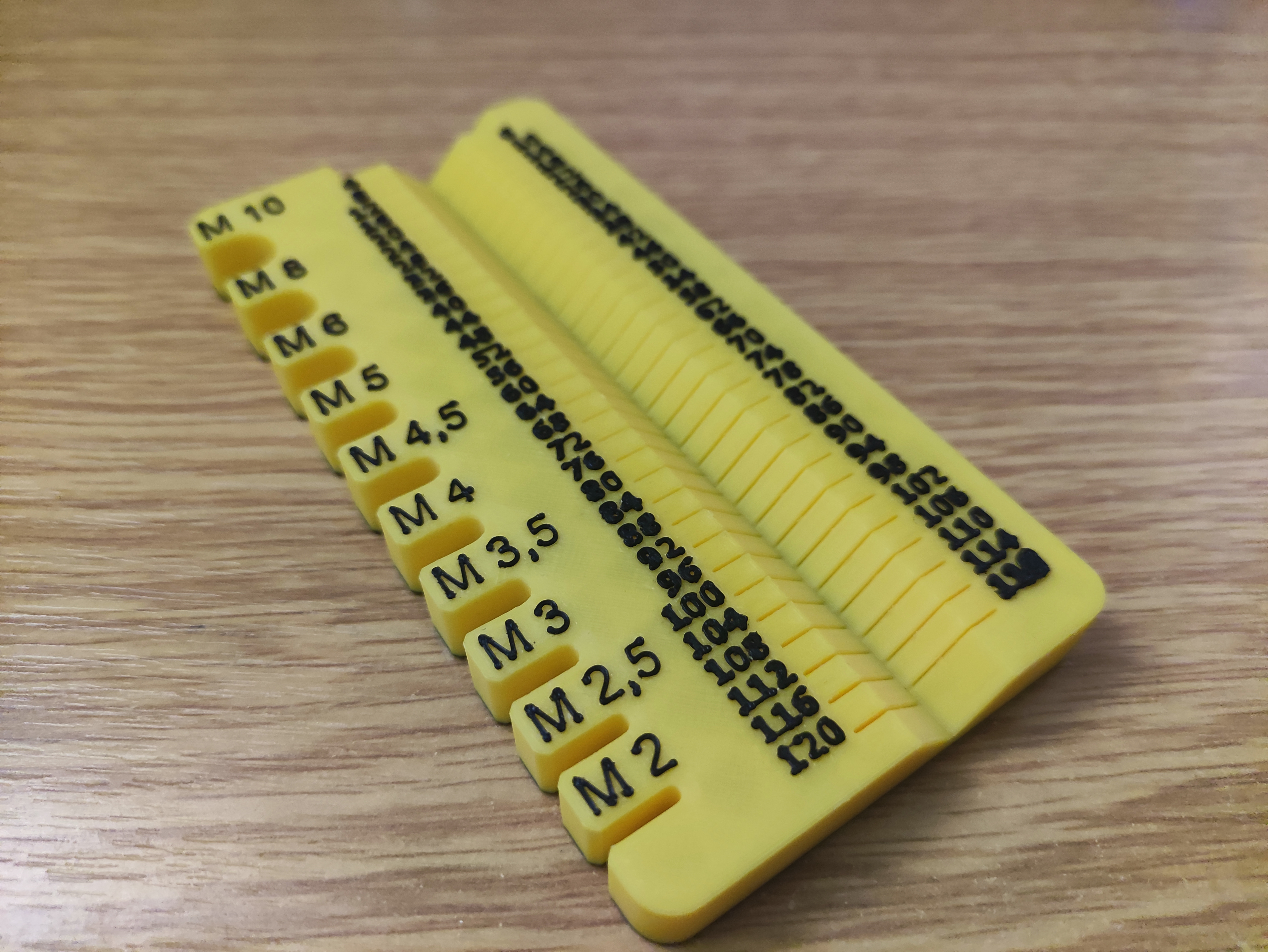 Screw/Bolt Measuring tool with magnets and rubber feet