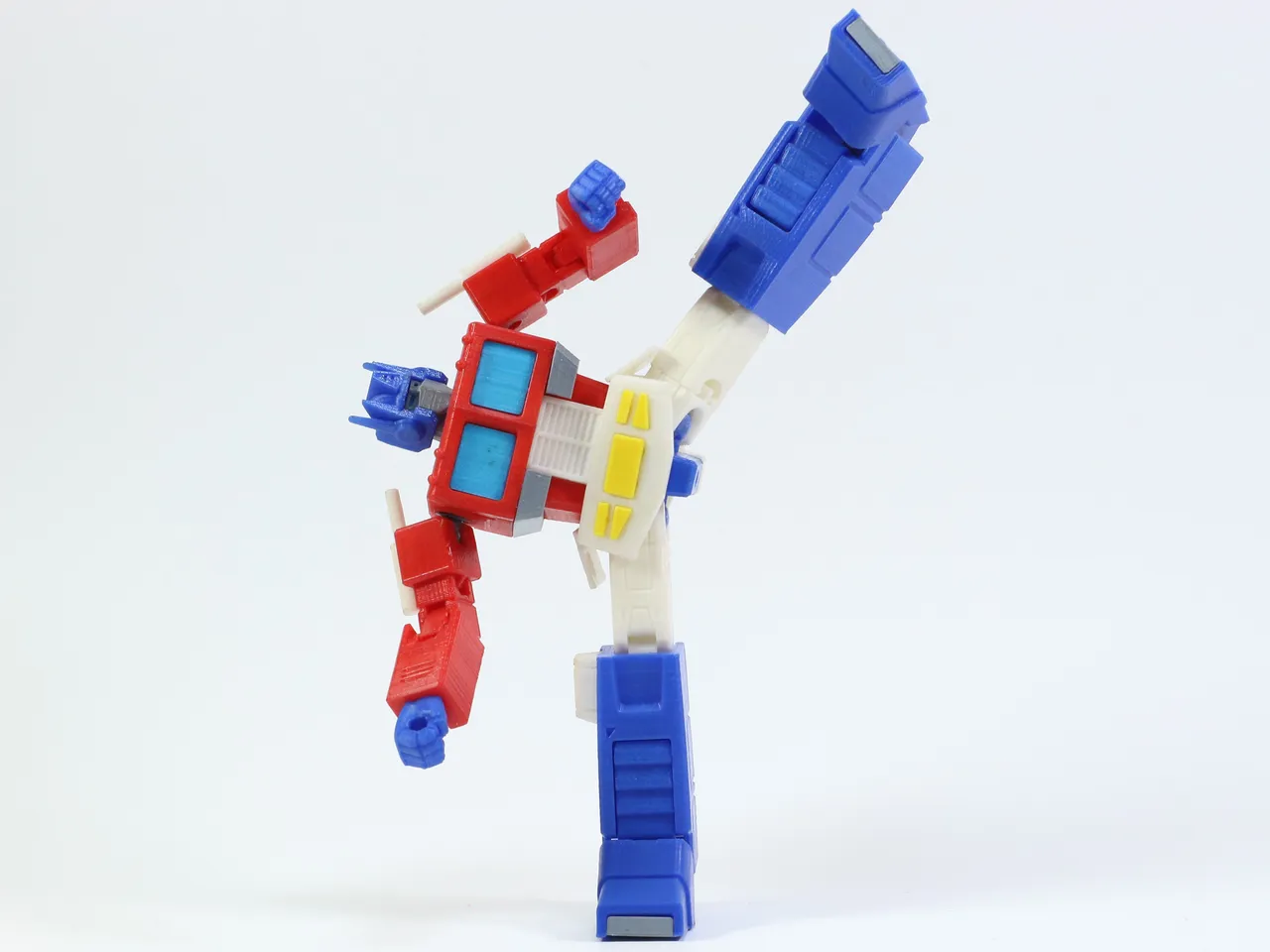 Free STL file Optimus Prime G1 Action Figure 🤖・3D printing