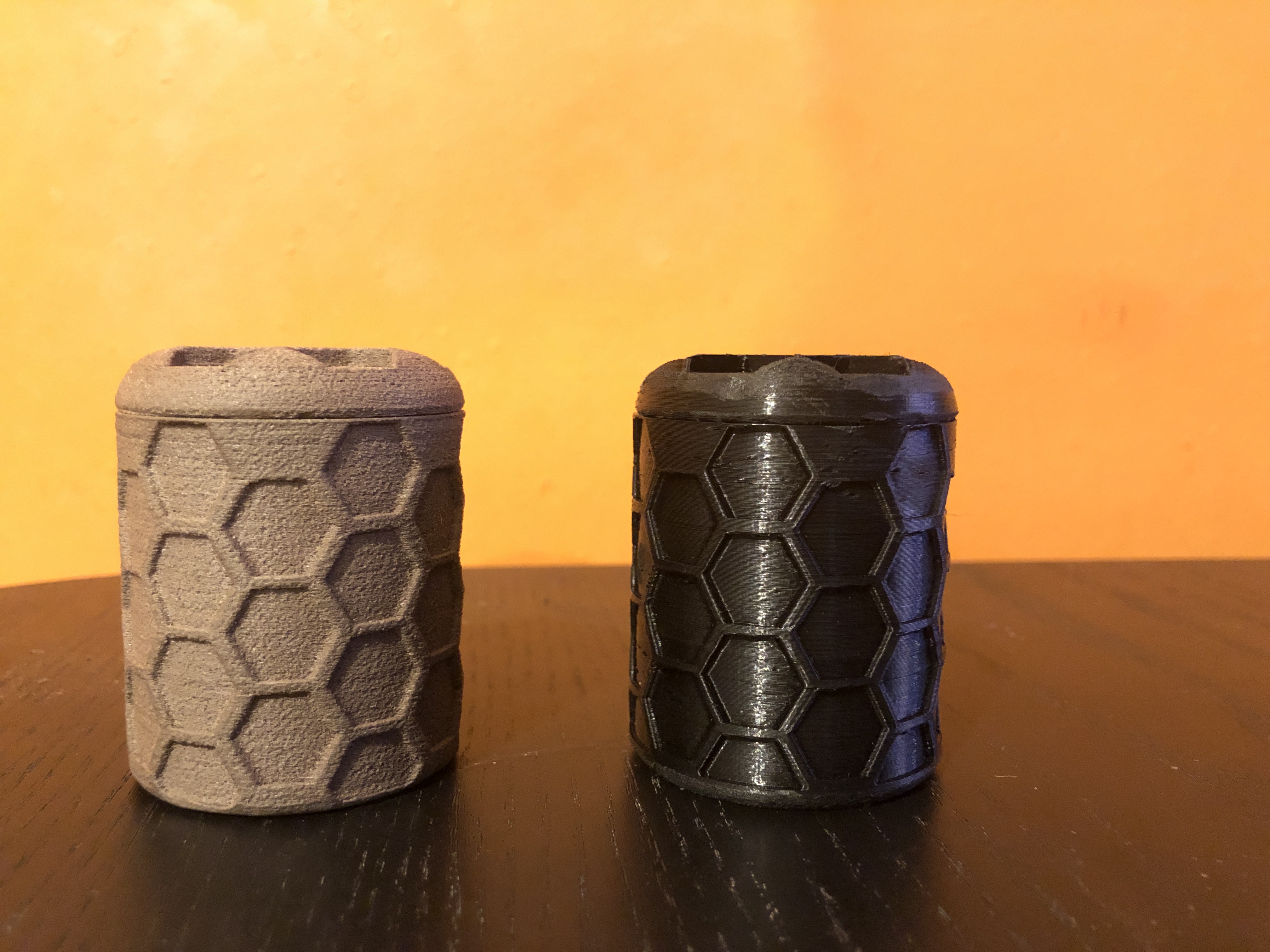 Miniatura 2 do modelo 3D Honey Comb Threaded Container