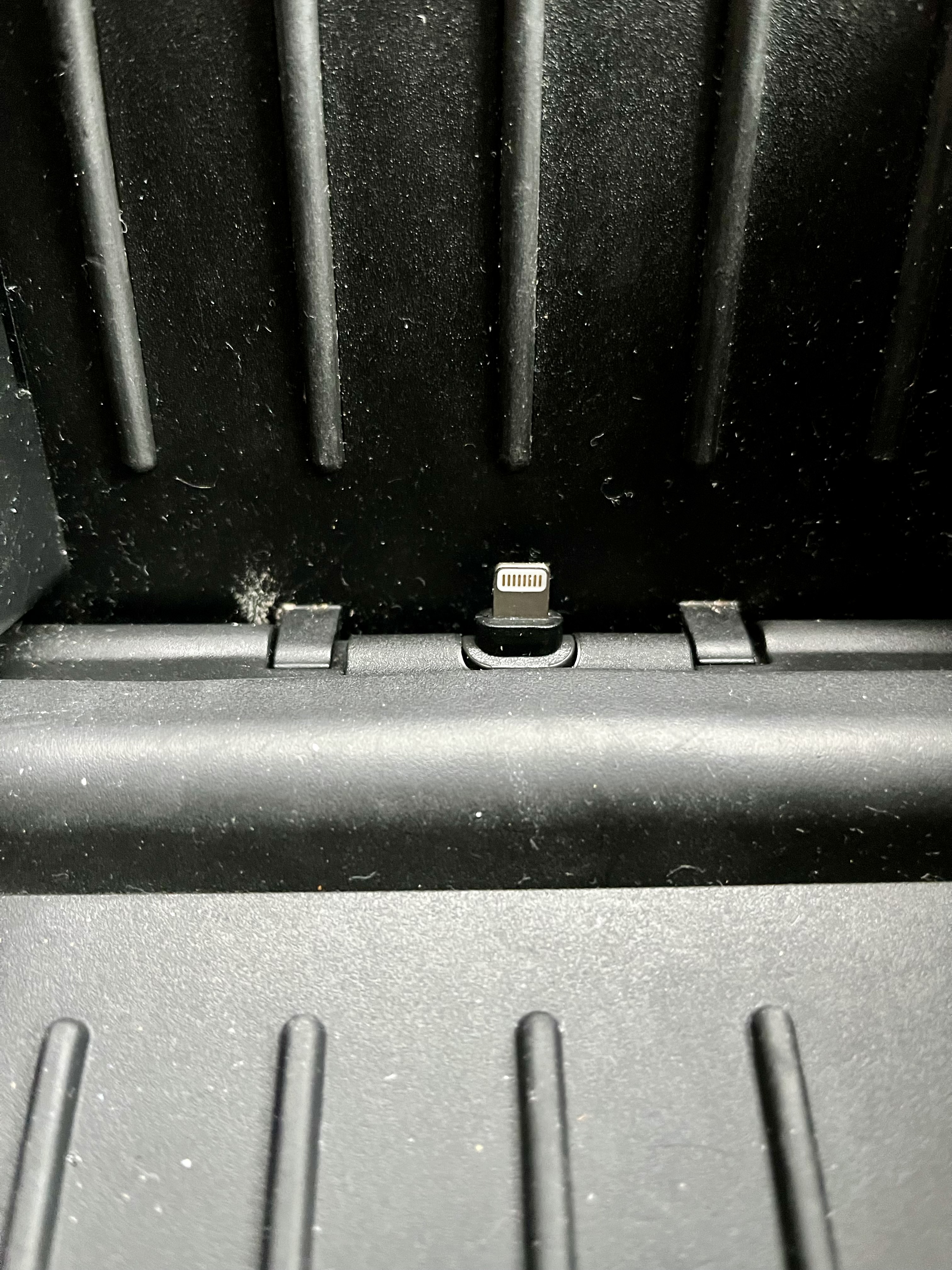 Tesla Model S - Case friendly lightning dock